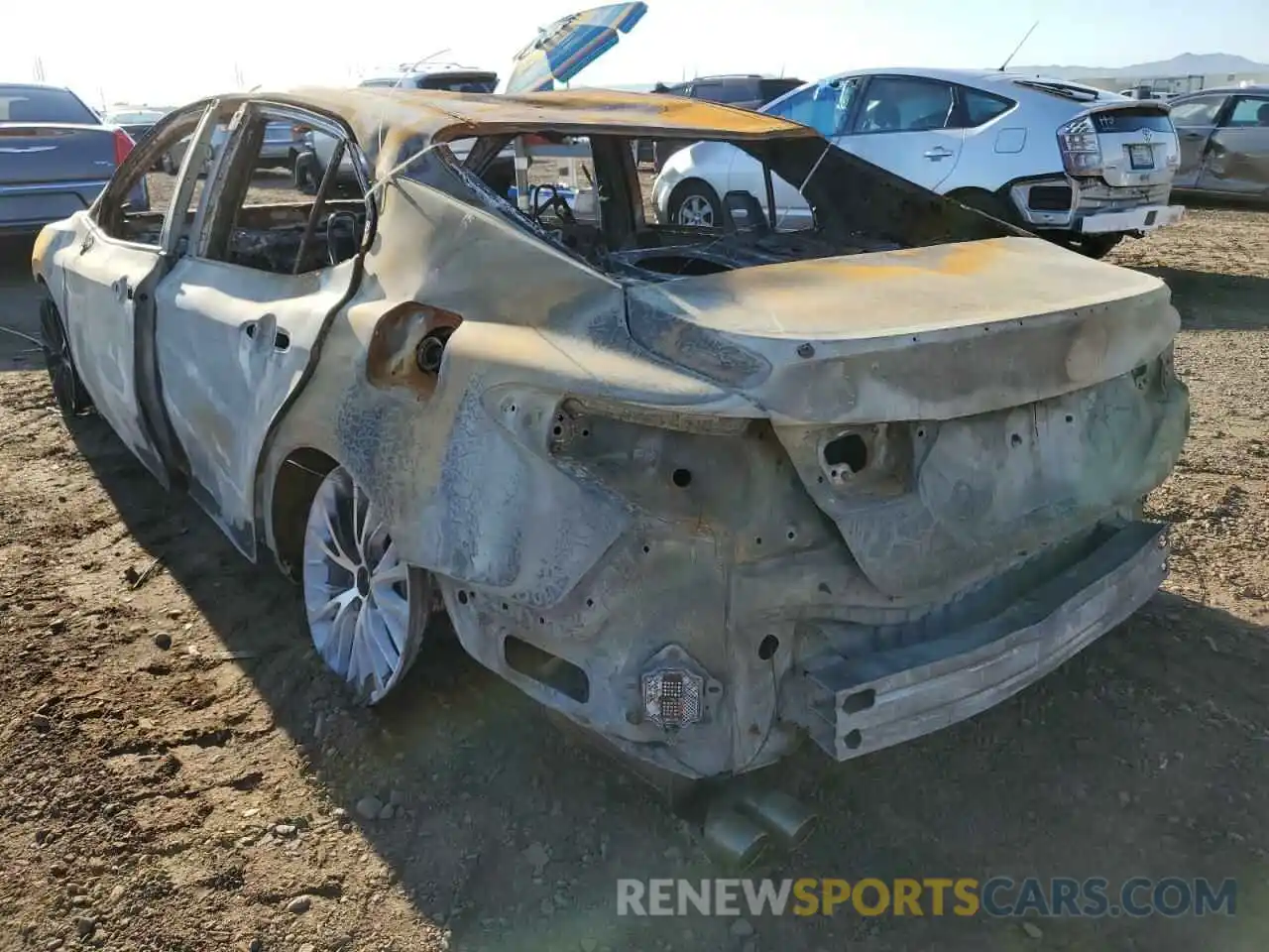 3 Photograph of a damaged car 4T1J31AK8LU527990 TOYOTA CAMRY 2020