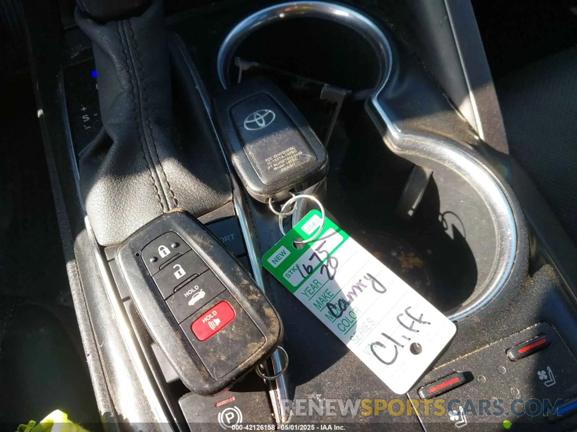 11 Photograph of a damaged car 4T1K61AK0LU320375 TOYOTA CAMRY 2020