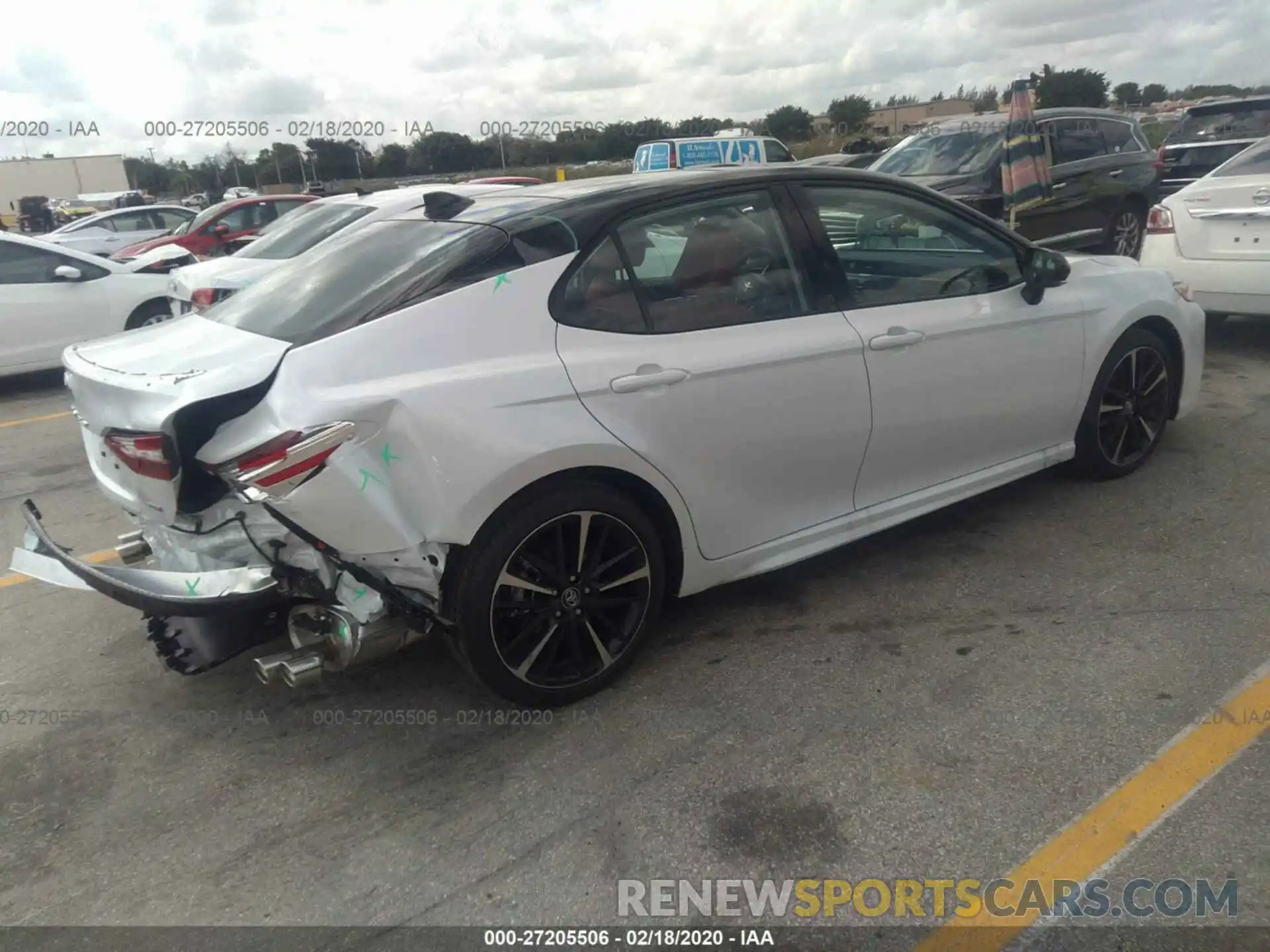 4 Photograph of a damaged car 4T1K61AK0LU335913 TOYOTA CAMRY 2020