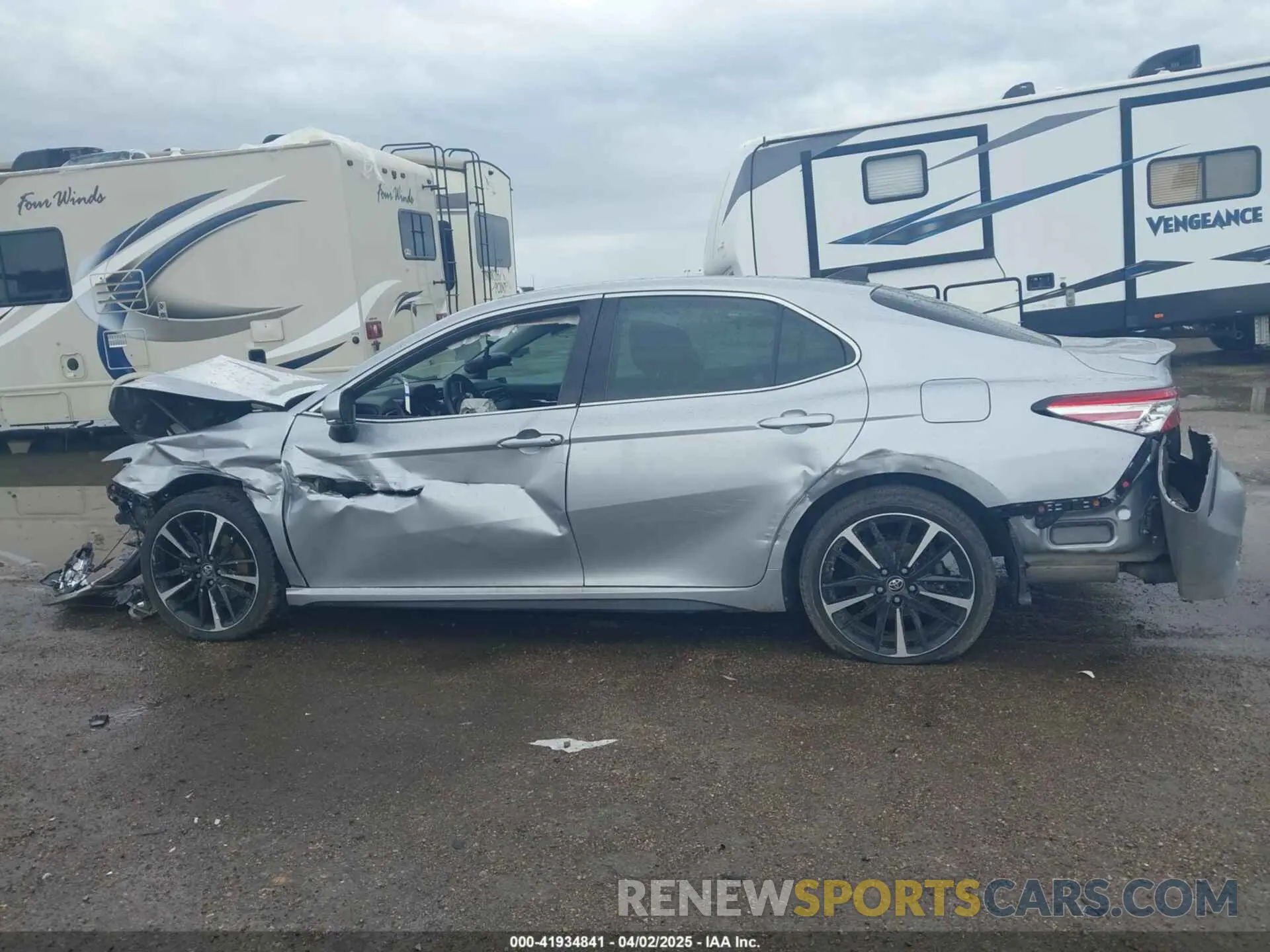 13 Photograph of a damaged car 4T1K61AK0LU912925 TOYOTA CAMRY 2020