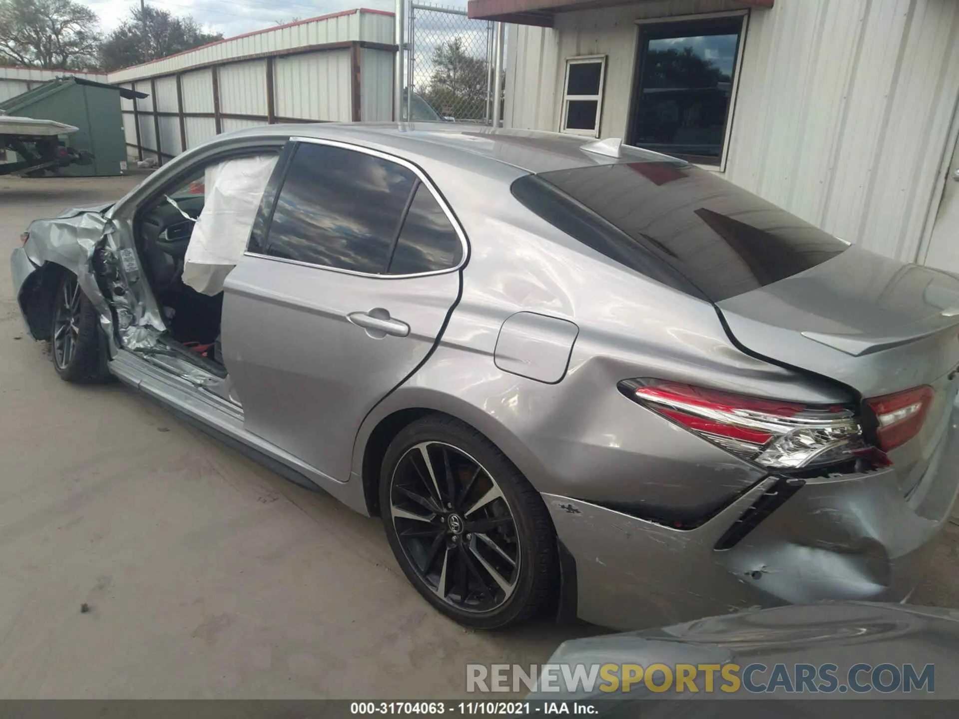 3 Photograph of a damaged car 4T1K61AK0LU932740 TOYOTA CAMRY 2020