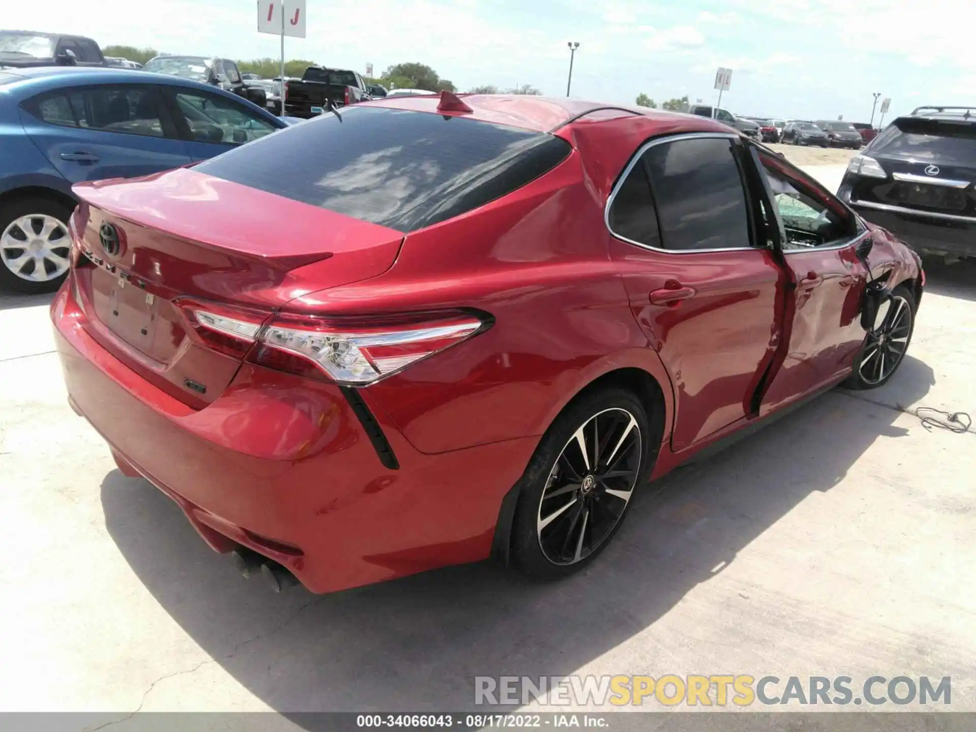 4 Photograph of a damaged car 4T1K61AK2LU394932 TOYOTA CAMRY 2020