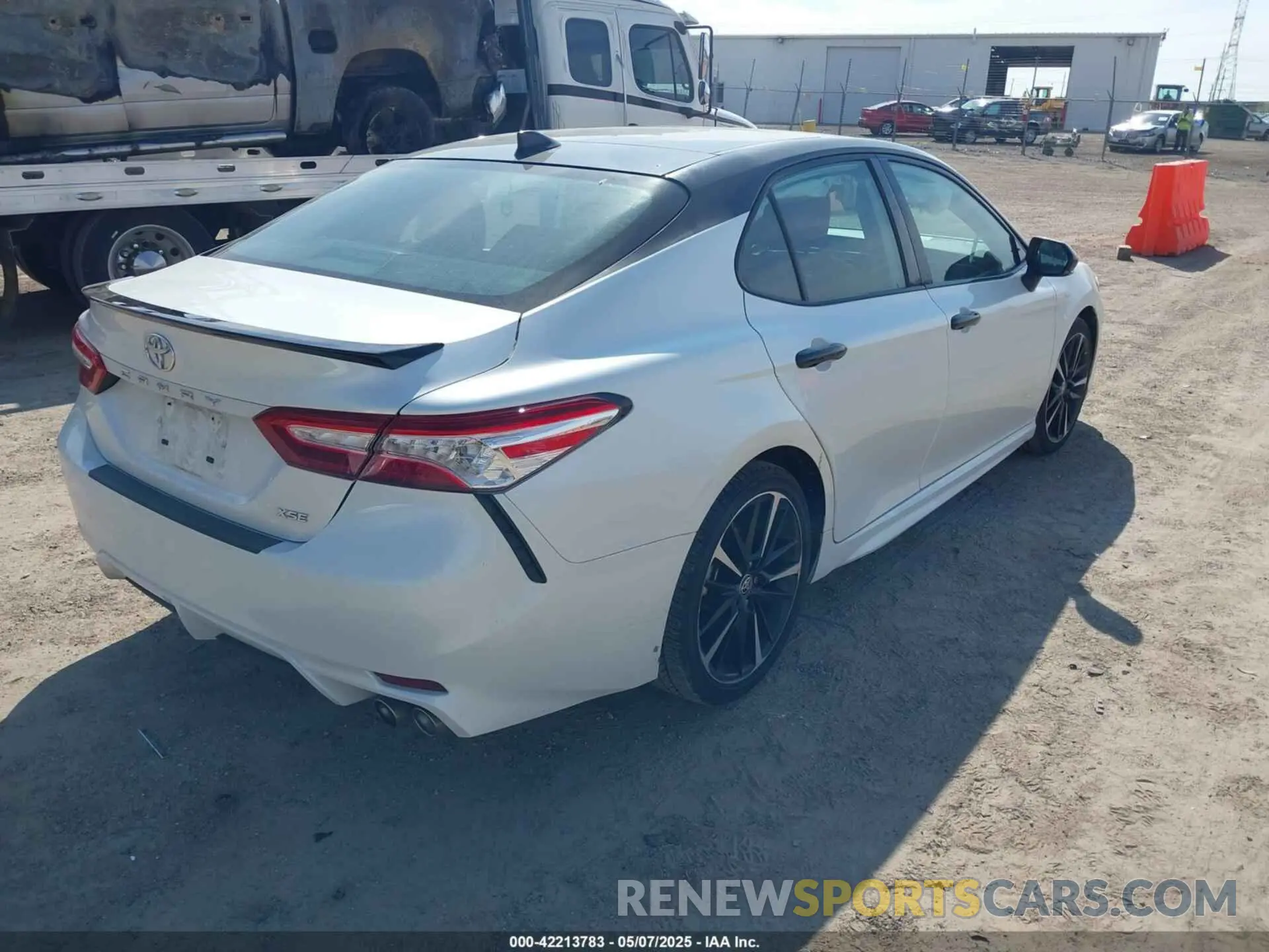 4 Photograph of a damaged car 4T1K61AK3LU363429 TOYOTA CAMRY 2020