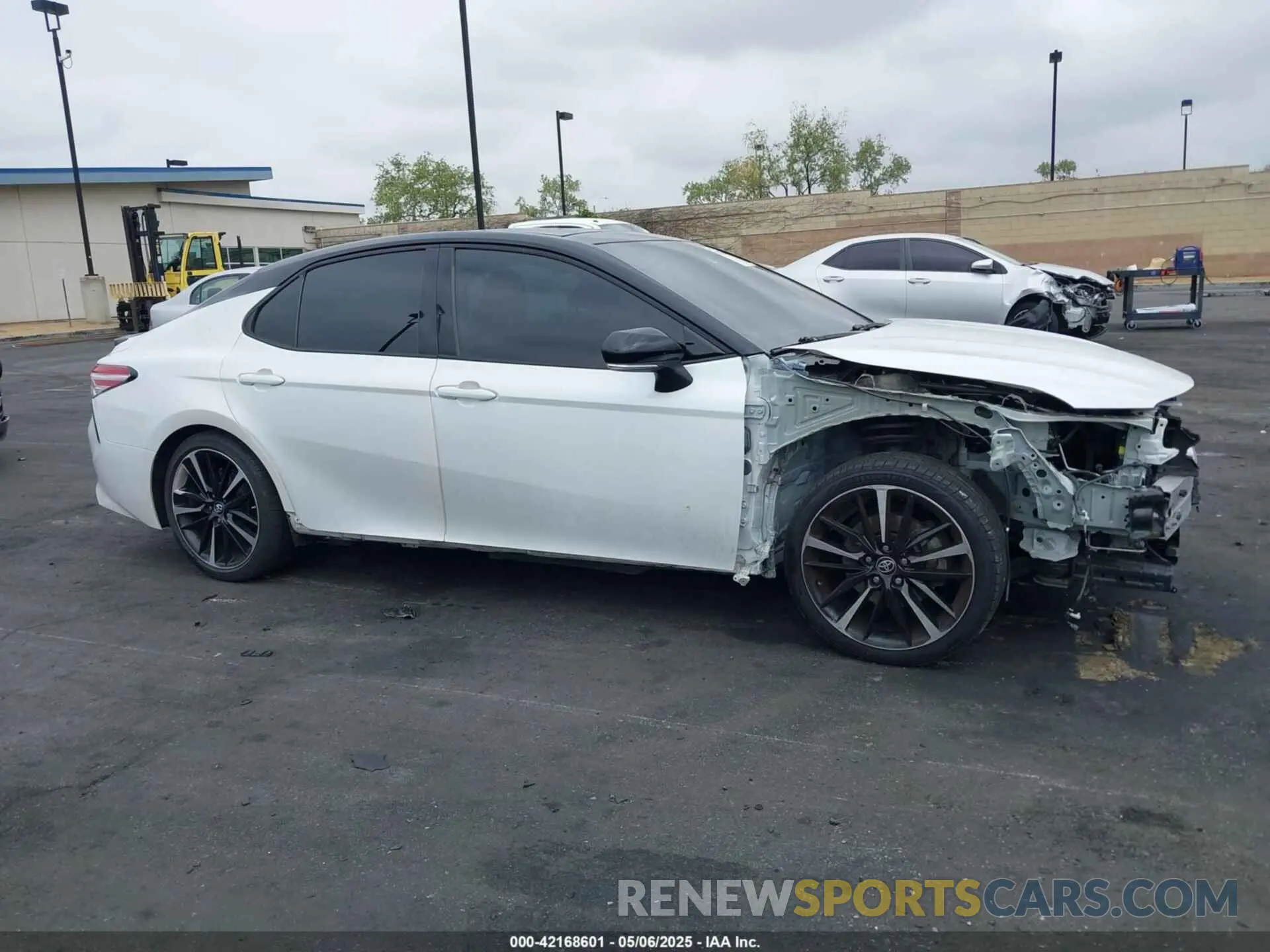 14 Photograph of a damaged car 4T1K61AK3LU368467 TOYOTA CAMRY 2020