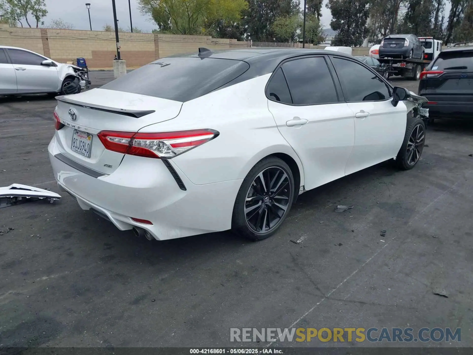 4 Photograph of a damaged car 4T1K61AK3LU368467 TOYOTA CAMRY 2020
