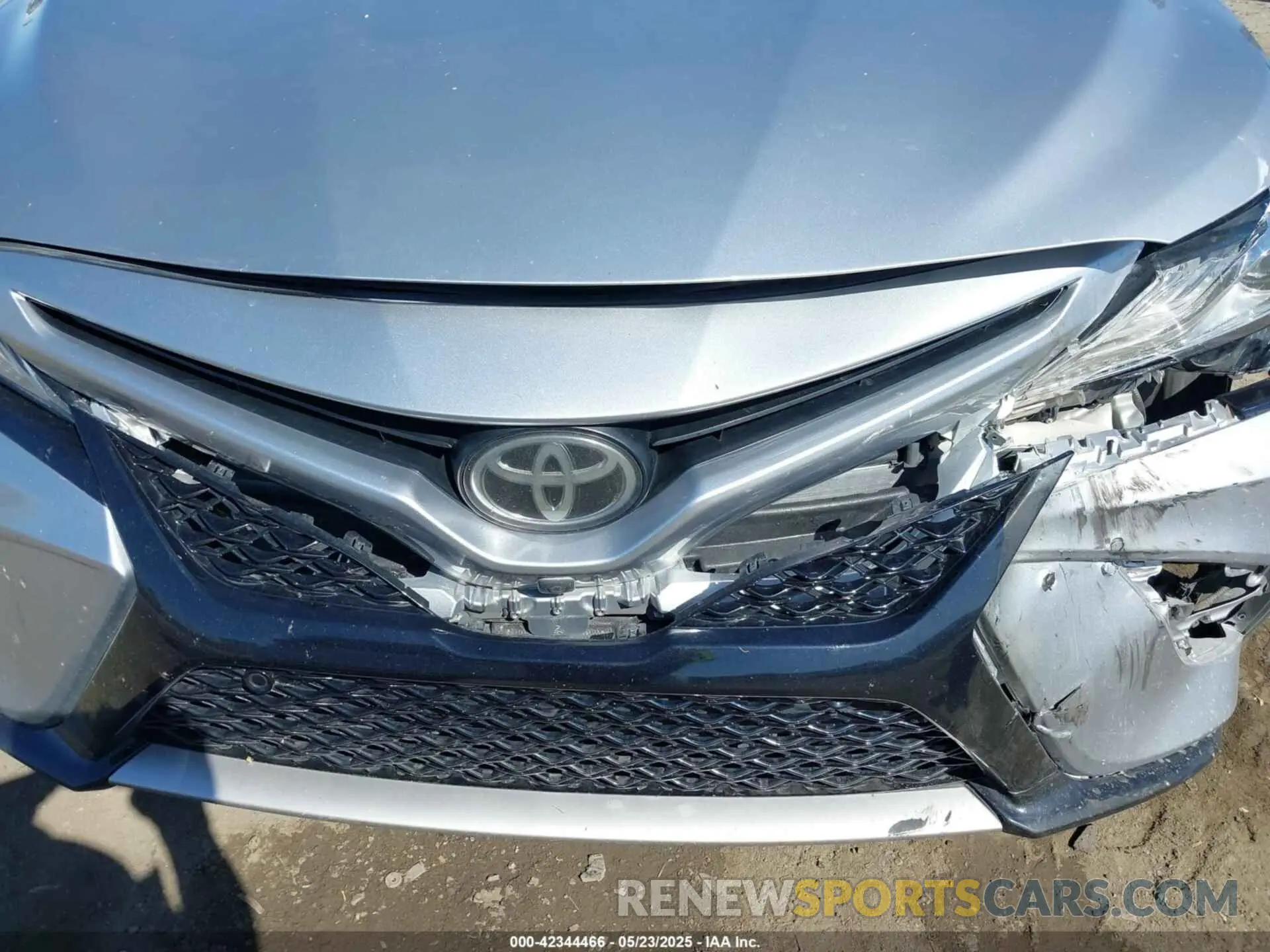 19 Photograph of a damaged car 4T1K61AK5LU371628 TOYOTA CAMRY 2020