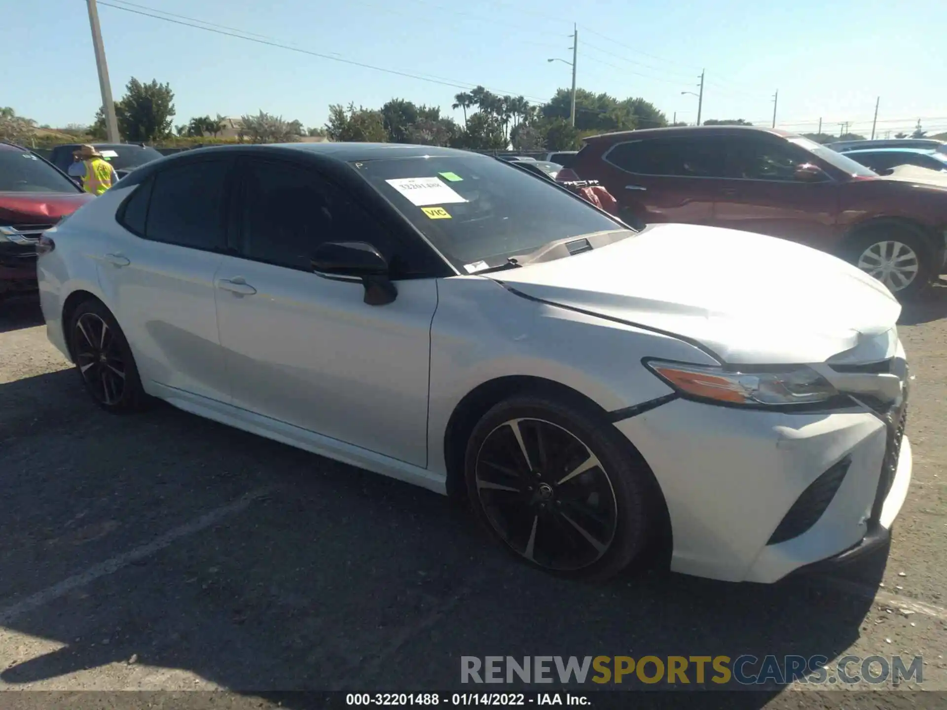 1 Photograph of a damaged car 4T1K61AK5LU385089 TOYOTA CAMRY 2020