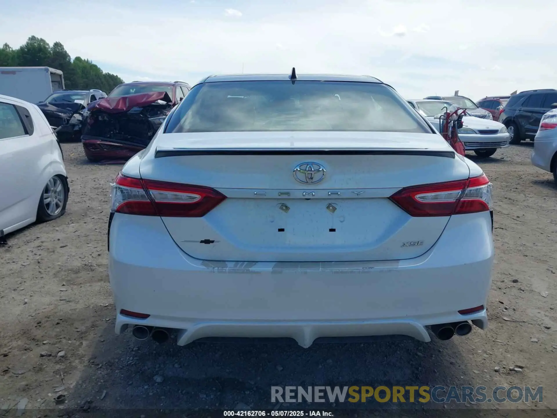 17 Photograph of a damaged car 4T1K61AK7LU373526 TOYOTA CAMRY 2020