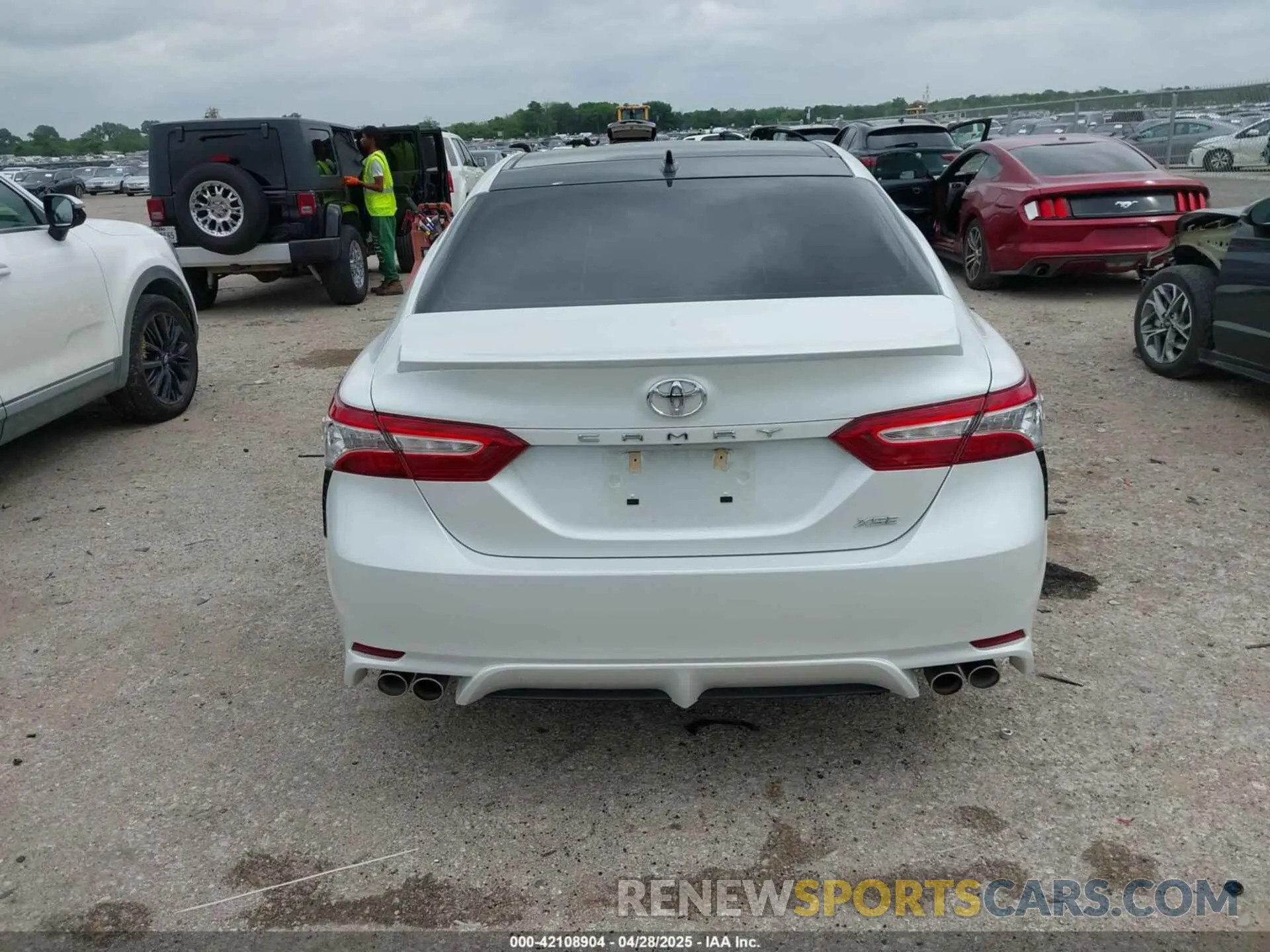 17 Photograph of a damaged car 4T1K61AKXLU889542 TOYOTA CAMRY 2020