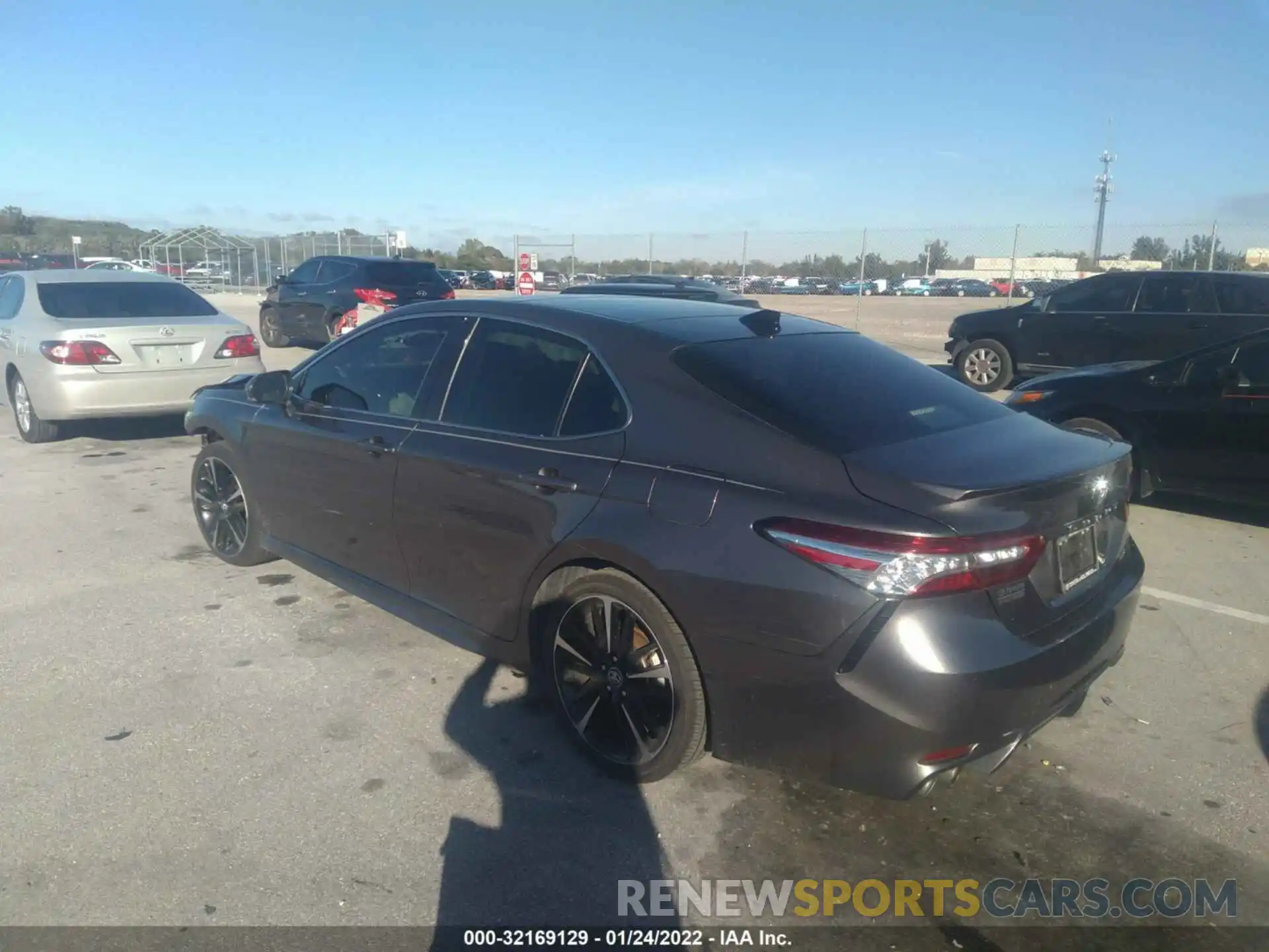 3 Photograph of a damaged car 4T1K61AKXLU924841 TOYOTA CAMRY 2020