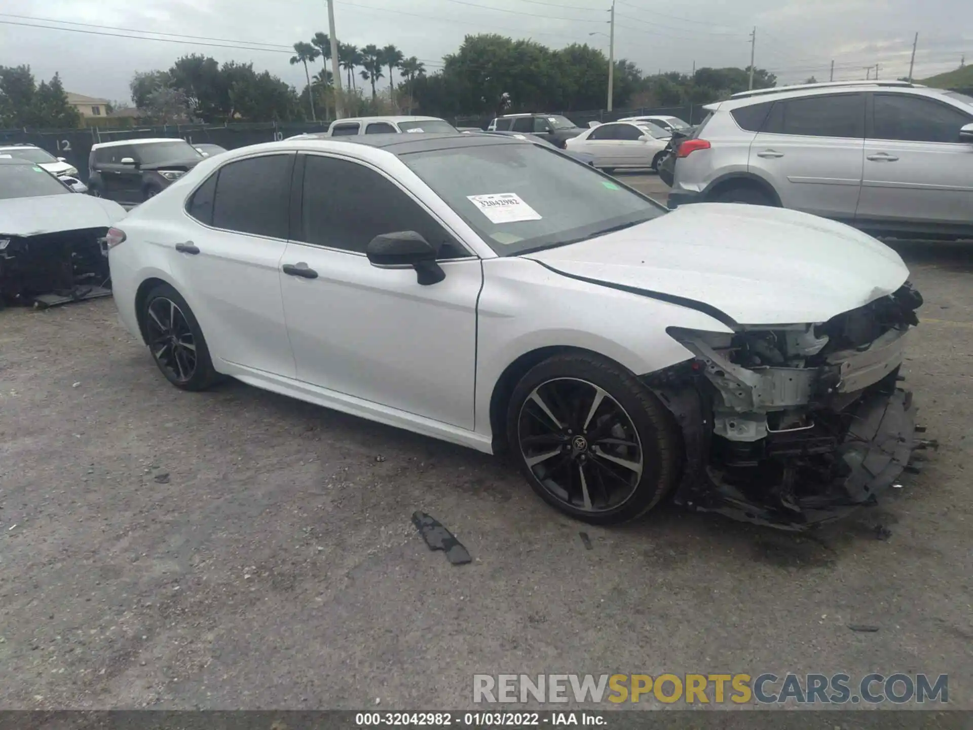 1 Photograph of a damaged car 4T1KZ1AK1LU046031 TOYOTA CAMRY 2020