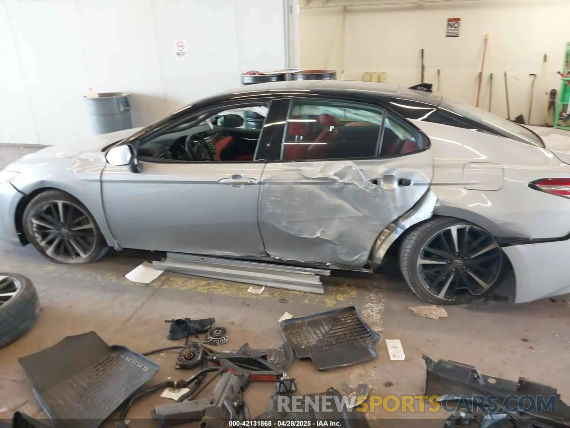 15 Photograph of a damaged car 4T1KZ1AK5LU038952 TOYOTA CAMRY 2020