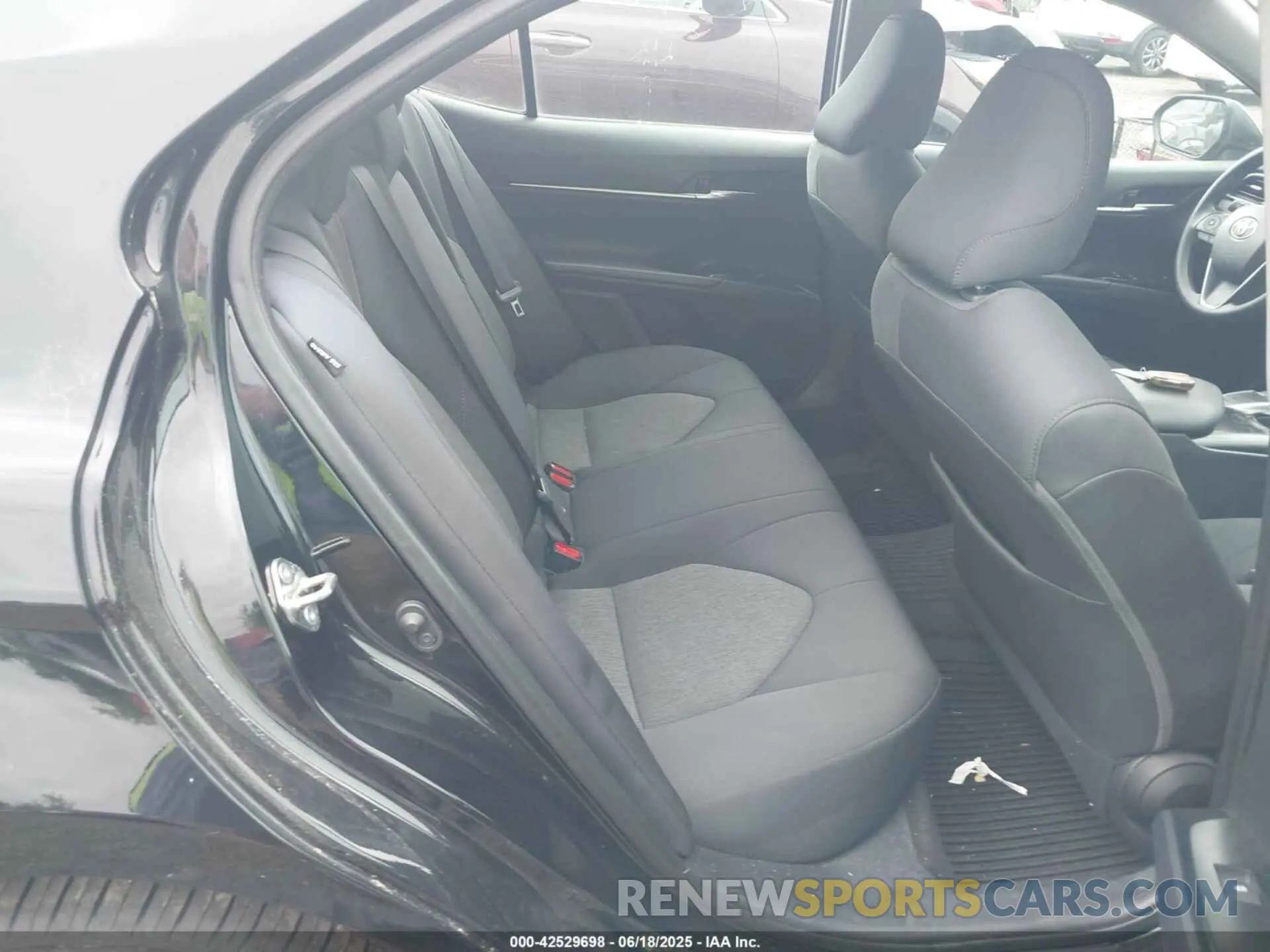 8 Photograph of a damaged car 4T1L11AK1LU952983 TOYOTA CAMRY 2020