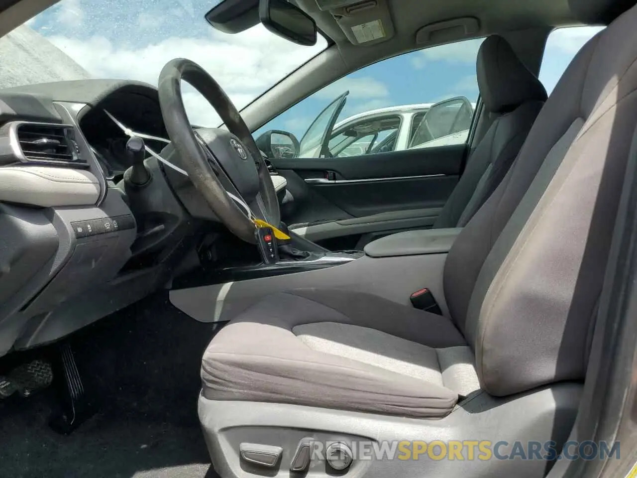 7 Photograph of a damaged car 4T1L11AK2LU871247 TOYOTA CAMRY 2020