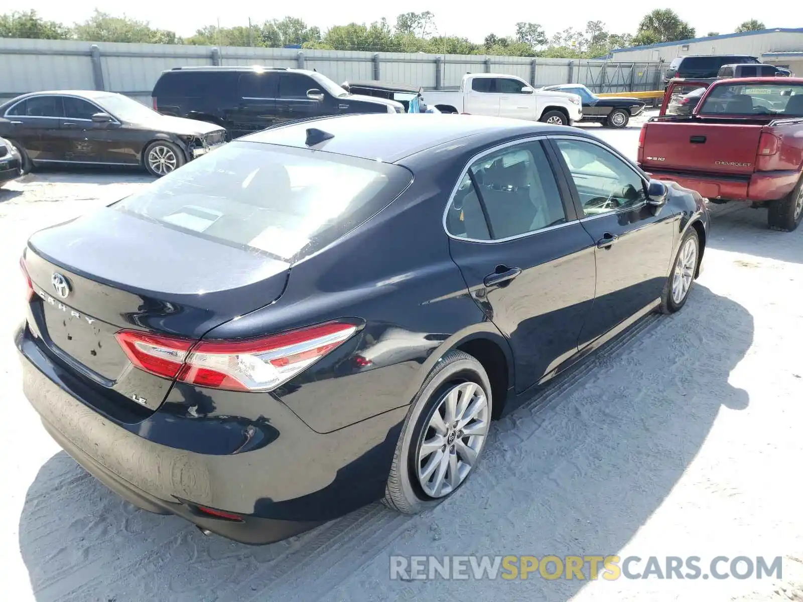 4 Photograph of a damaged car 4T1L11AK2LU976886 TOYOTA CAMRY 2020