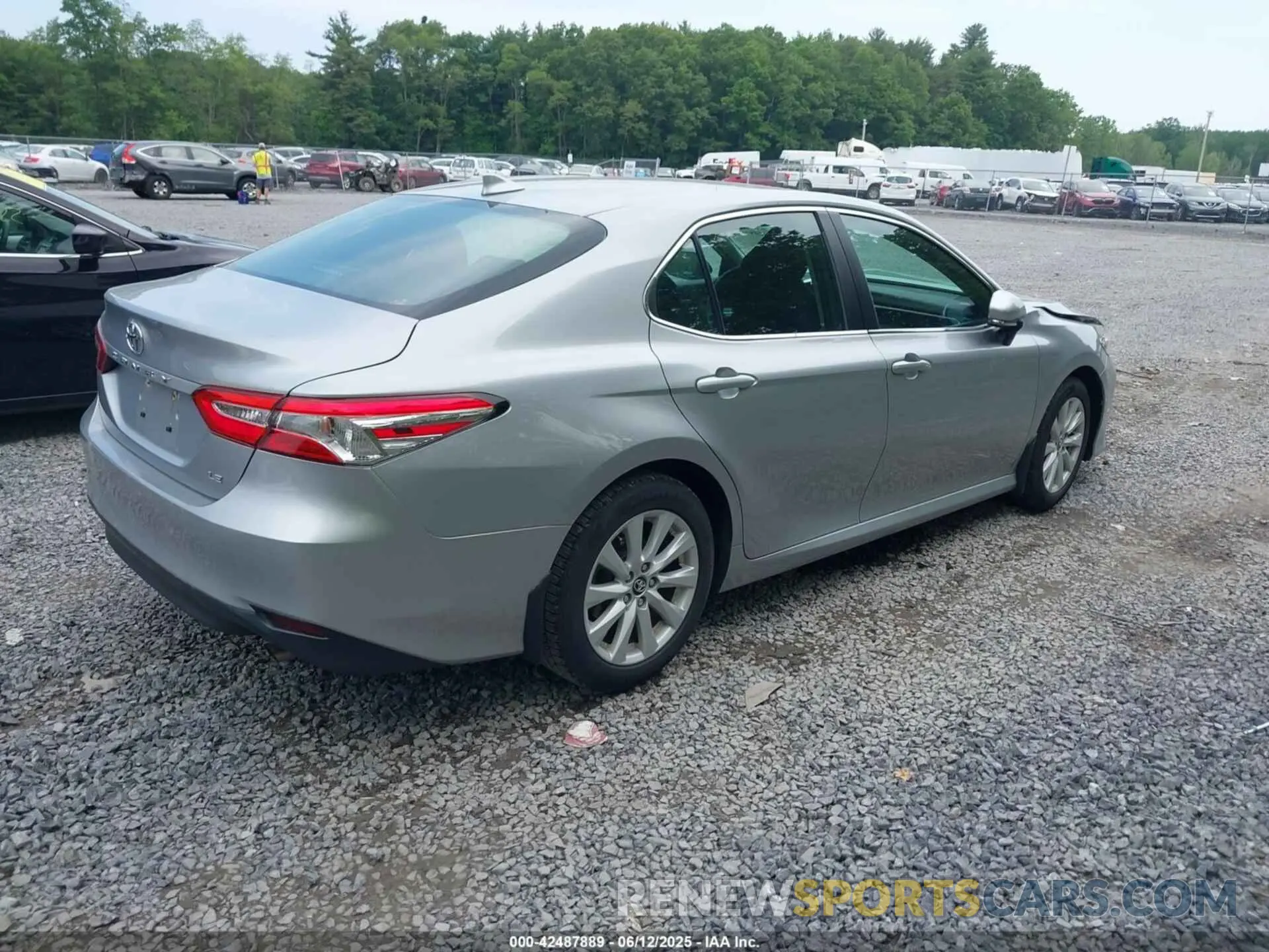 4 Photograph of a damaged car 4T1L11AK5LU913166 TOYOTA CAMRY 2020