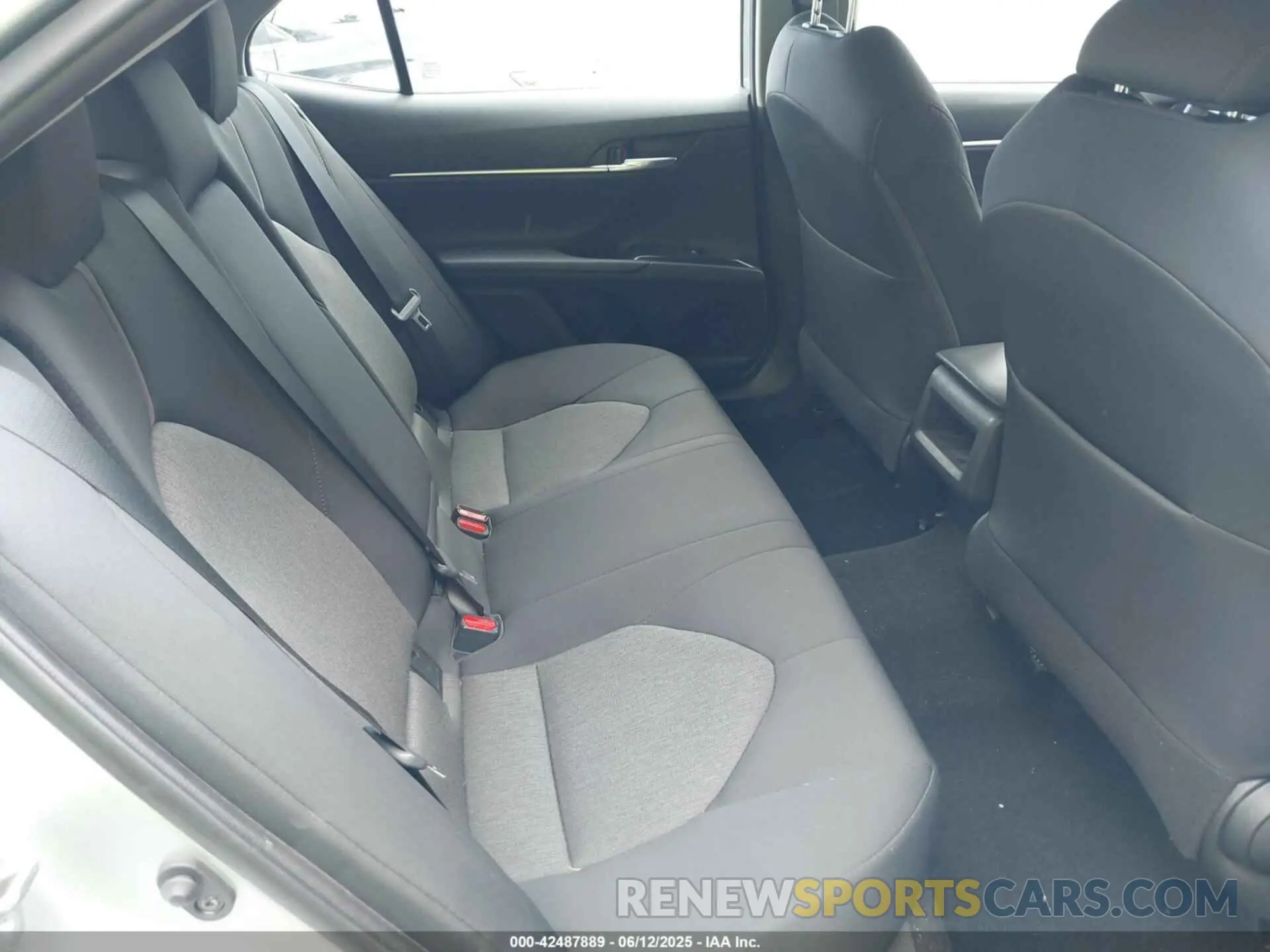 8 Photograph of a damaged car 4T1L11AK5LU913166 TOYOTA CAMRY 2020