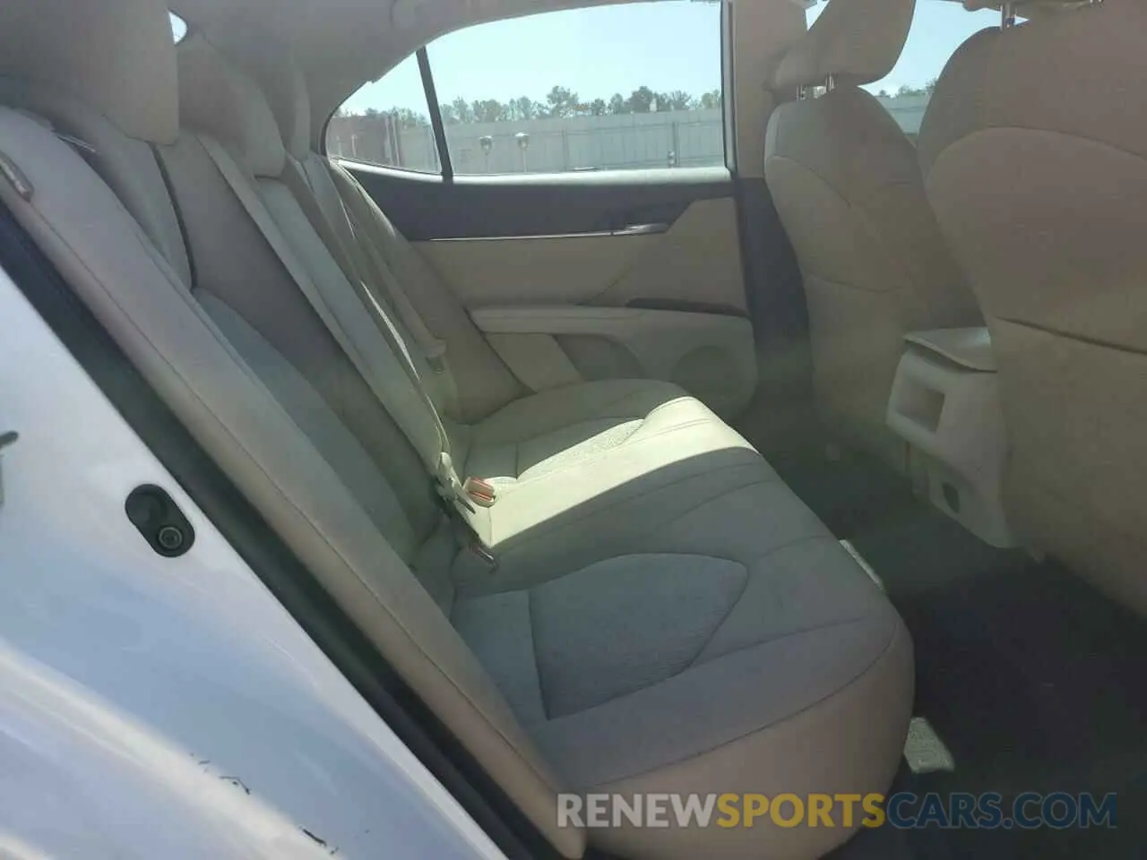 11 Photograph of a damaged car 4T1L11AK6LU900443 TOYOTA CAMRY 2020