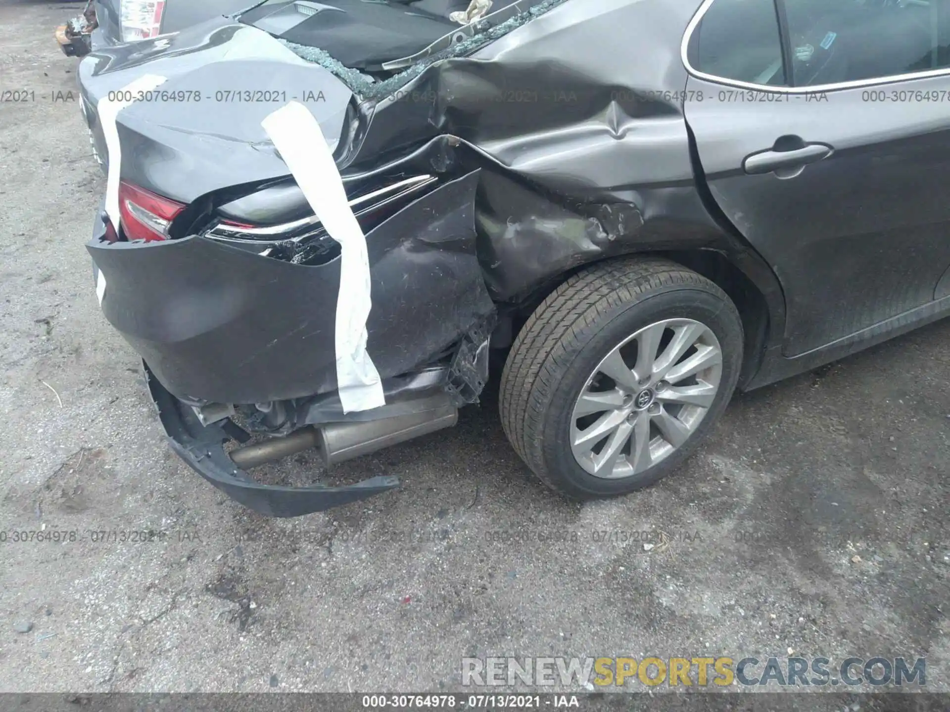 6 Photograph of a damaged car 4T1L11AK8LU931869 TOYOTA CAMRY 2020