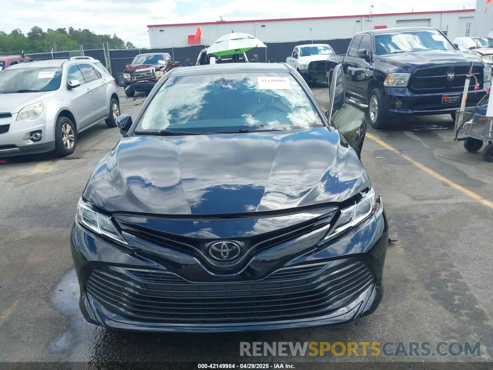 11 Photograph of a damaged car 4T1L11AK8LU952382 TOYOTA CAMRY 2020