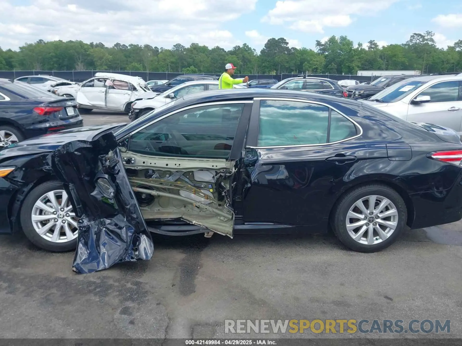 13 Photograph of a damaged car 4T1L11AK8LU952382 TOYOTA CAMRY 2020