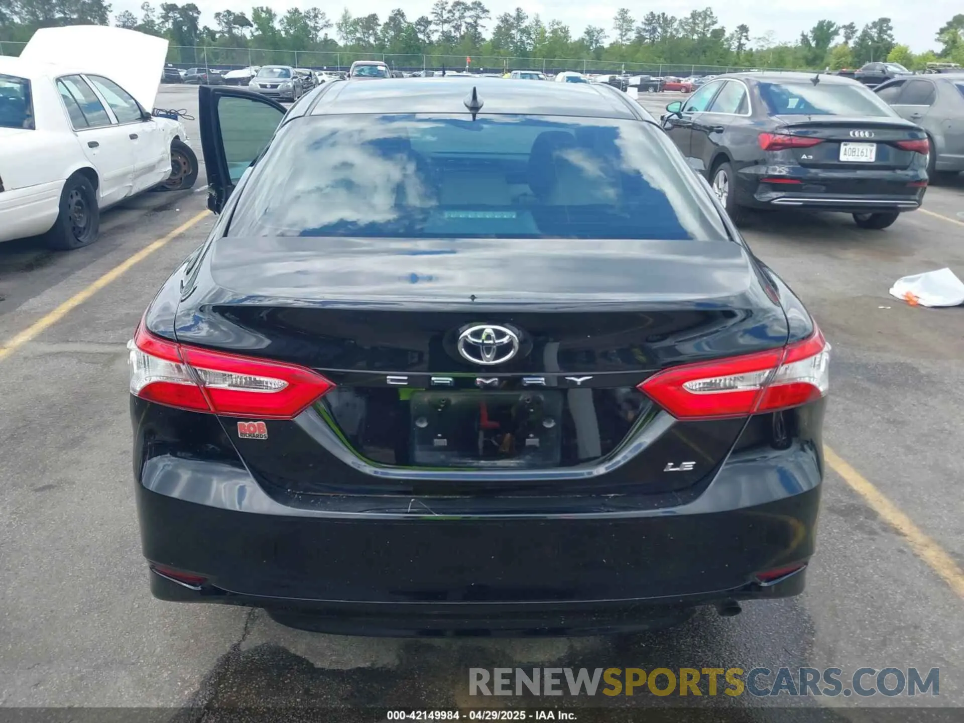 15 Photograph of a damaged car 4T1L11AK8LU952382 TOYOTA CAMRY 2020