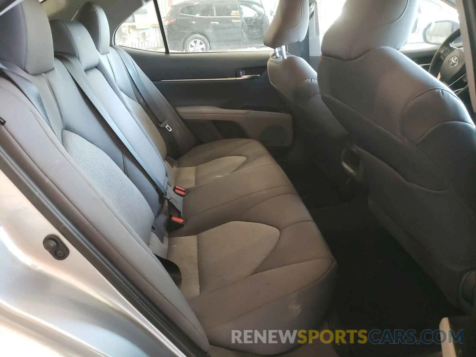6 Photograph of a damaged car 4T1L11AK8LU989044 TOYOTA CAMRY 2020