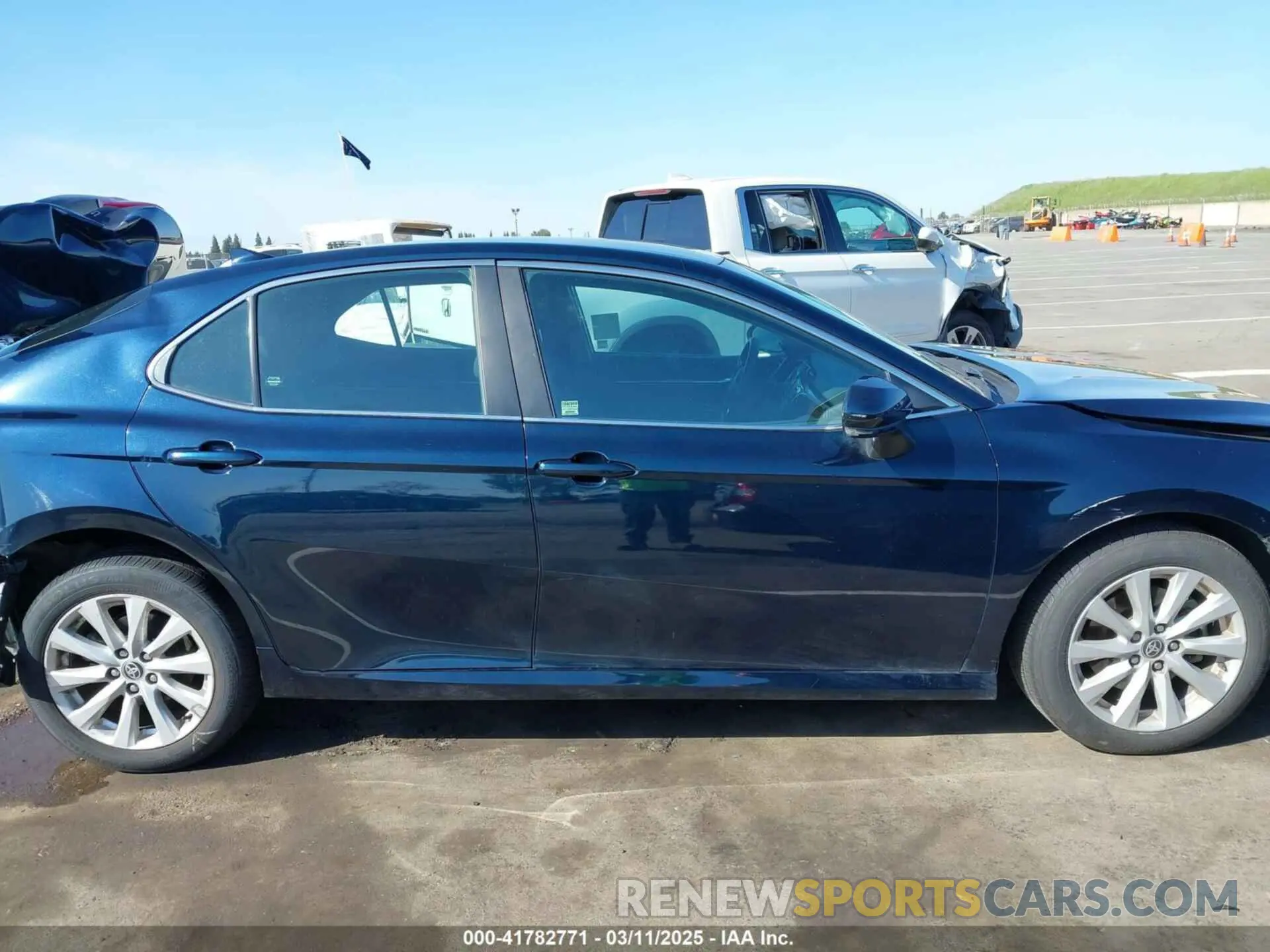 14 Photograph of a damaged car 4T1L11AKXLU999381 TOYOTA CAMRY 2020