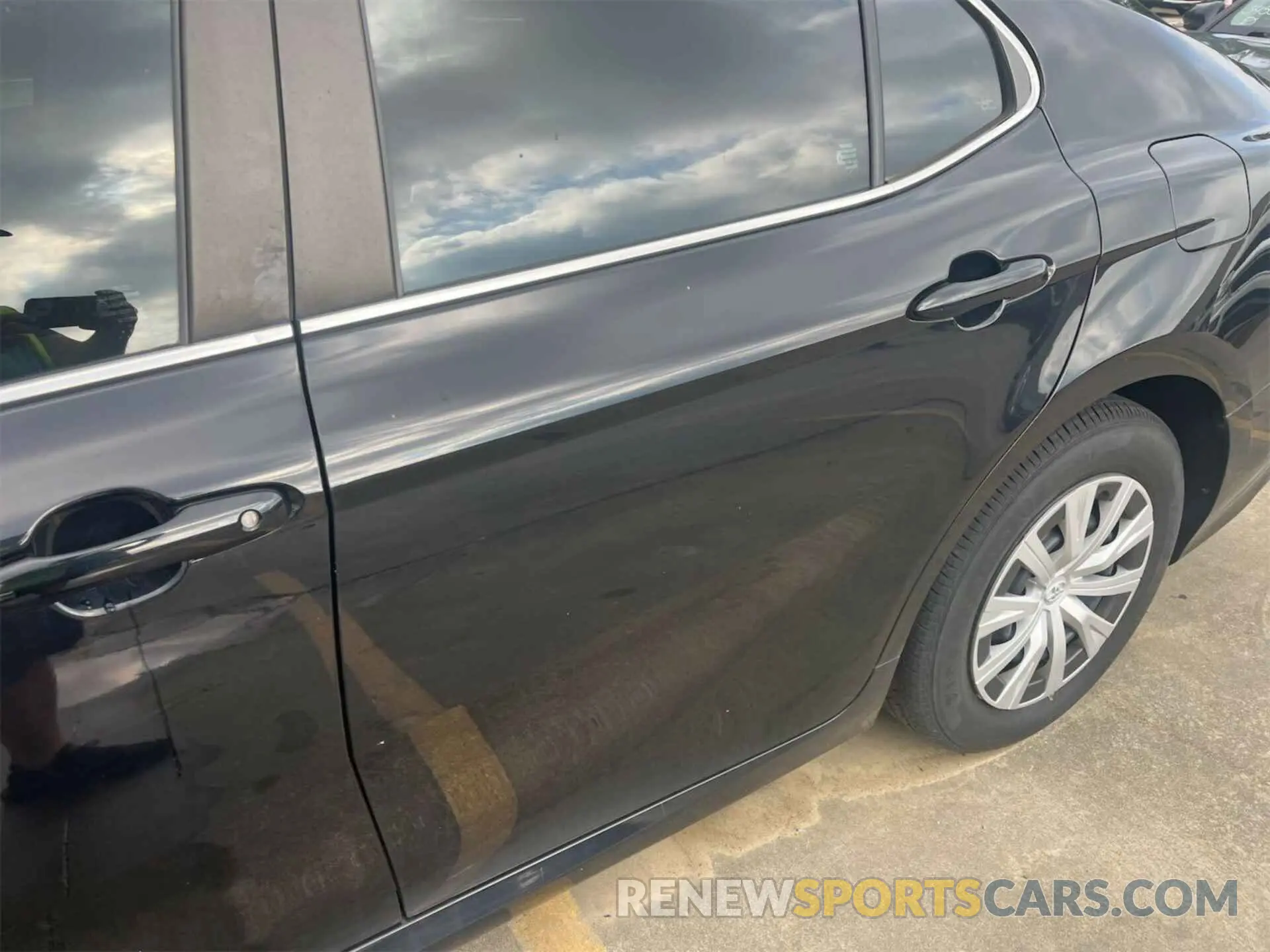16 Photograph of a damaged car 4T1L31AK1LU014475 TOYOTA CAMRY 2020