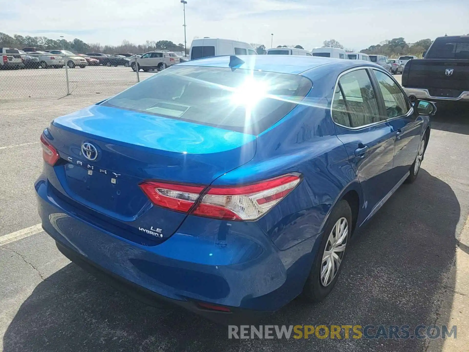 18 Photograph of a damaged car 4T1L31AK3LU015174 TOYOTA CAMRY 2020