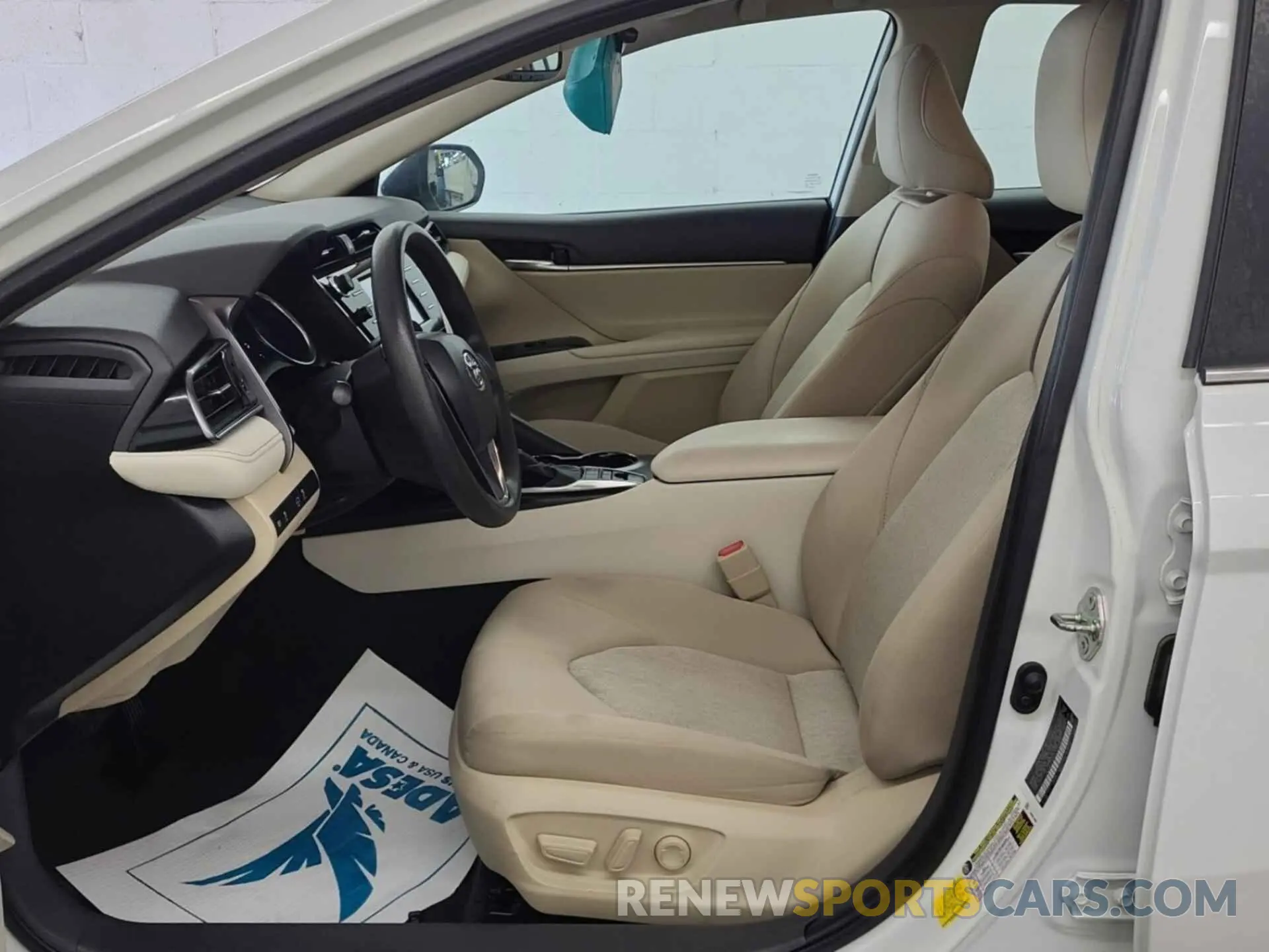 10 Photograph of a damaged car 4T1L31AK3LU533849 TOYOTA CAMRY 2020