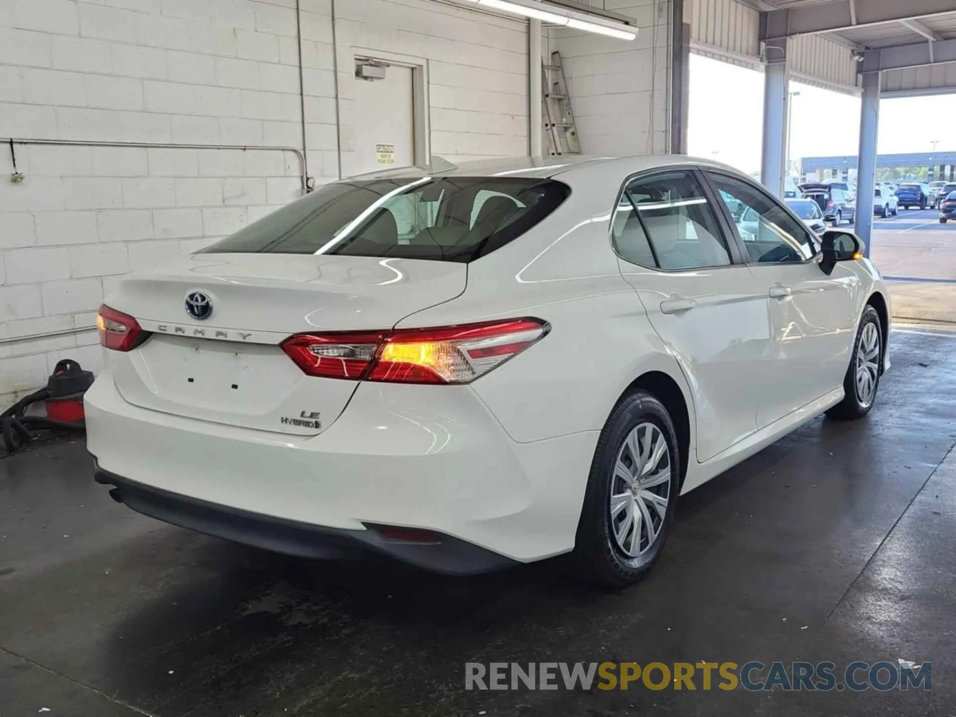27 Photograph of a damaged car 4T1L31AK3LU533849 TOYOTA CAMRY 2020