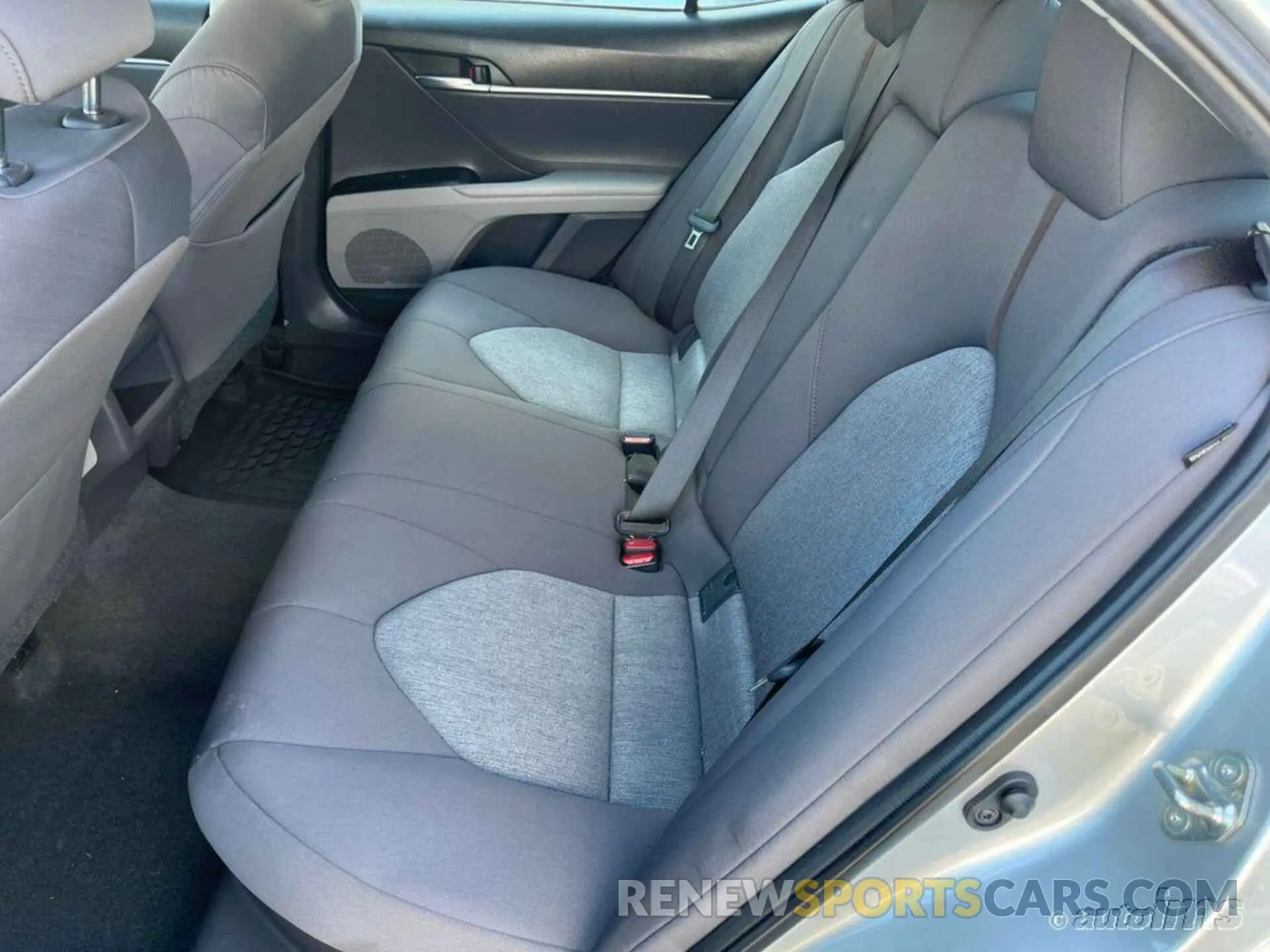 4 Photograph of a damaged car 4T1L31AK4LU015085 TOYOTA CAMRY 2020