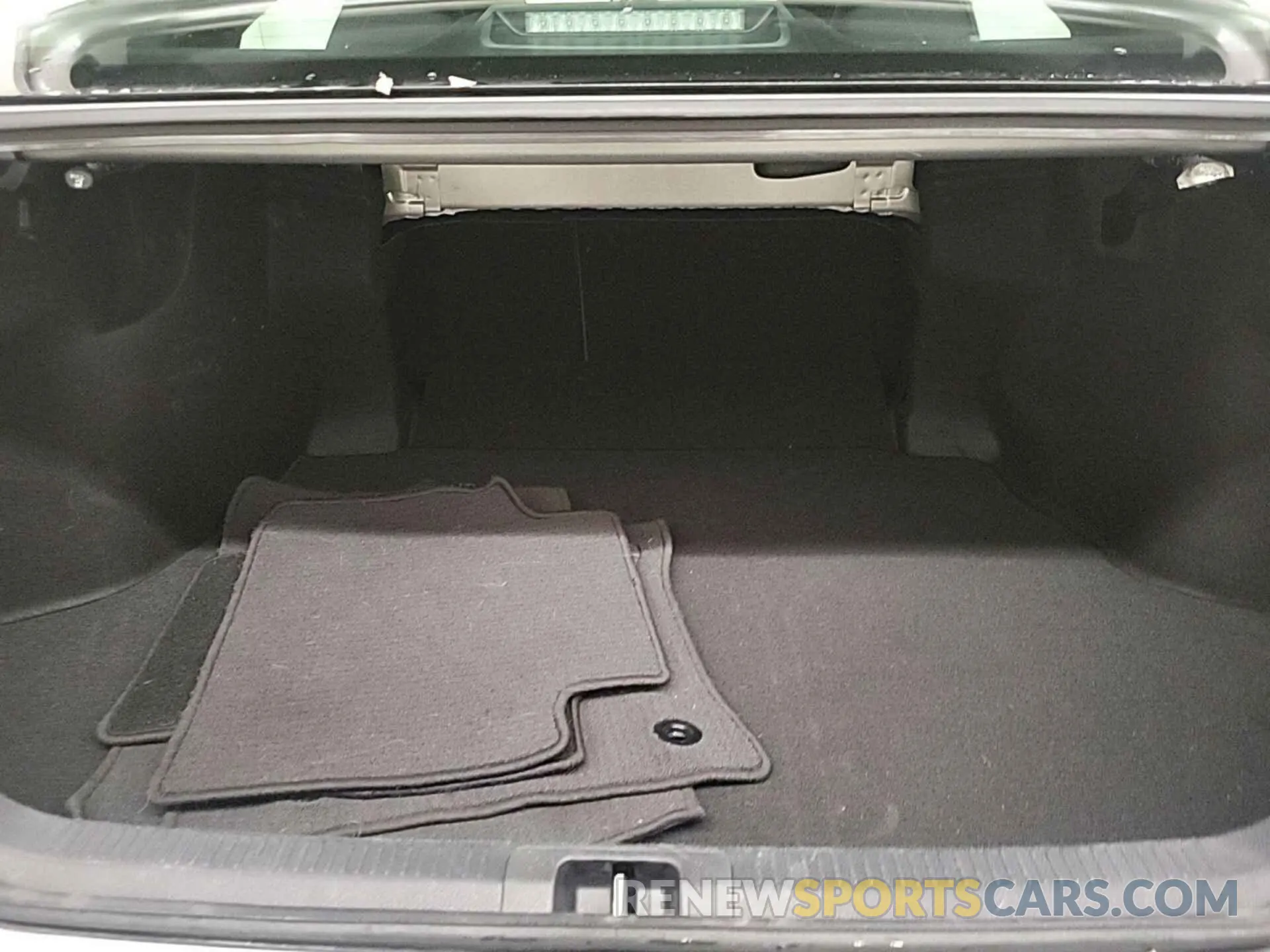 4 Photograph of a damaged car 4T1L31AK6LU534963 TOYOTA CAMRY 2020