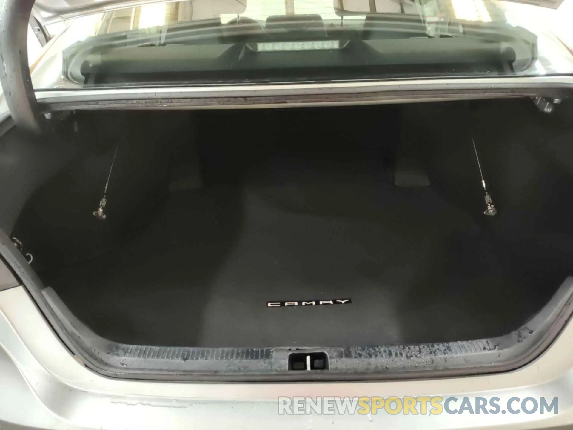 18 Photograph of a damaged car 4T1L31AK7LU014903 TOYOTA CAMRY 2020