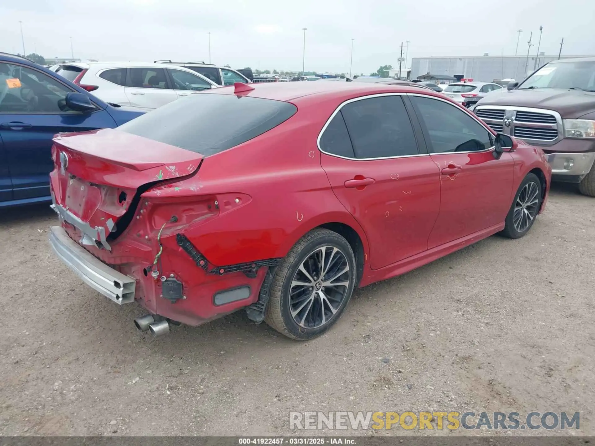 4 Photograph of a damaged car 4T1M11AK0LU376257 TOYOTA CAMRY 2020