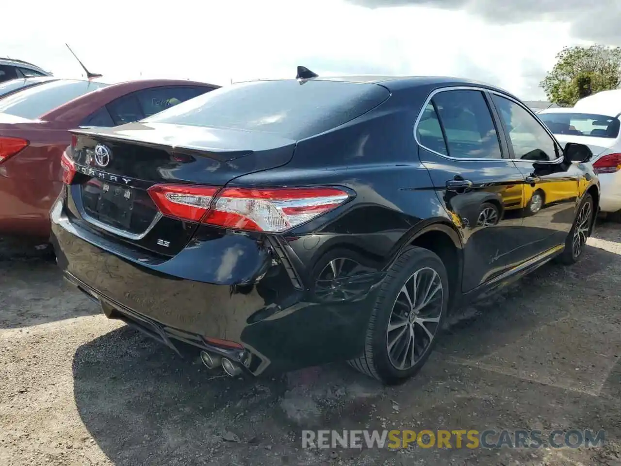 4 Photograph of a damaged car 4T1M11AK0LU957631 TOYOTA CAMRY 2020