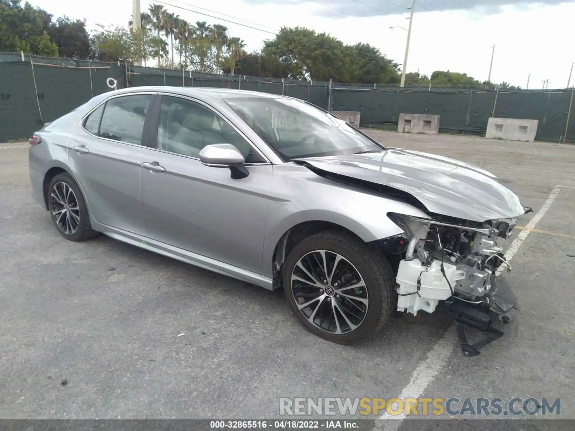 1 Photograph of a damaged car 4T1M11AK0LU971190 TOYOTA CAMRY 2020