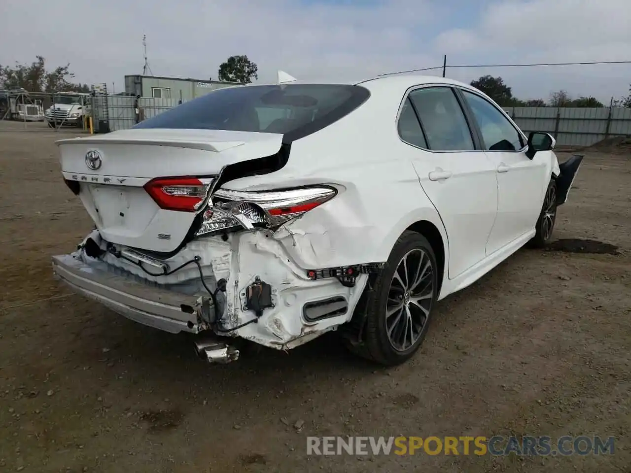 4 Photograph of a damaged car 4T1M11AK1LU324149 TOYOTA CAMRY 2020