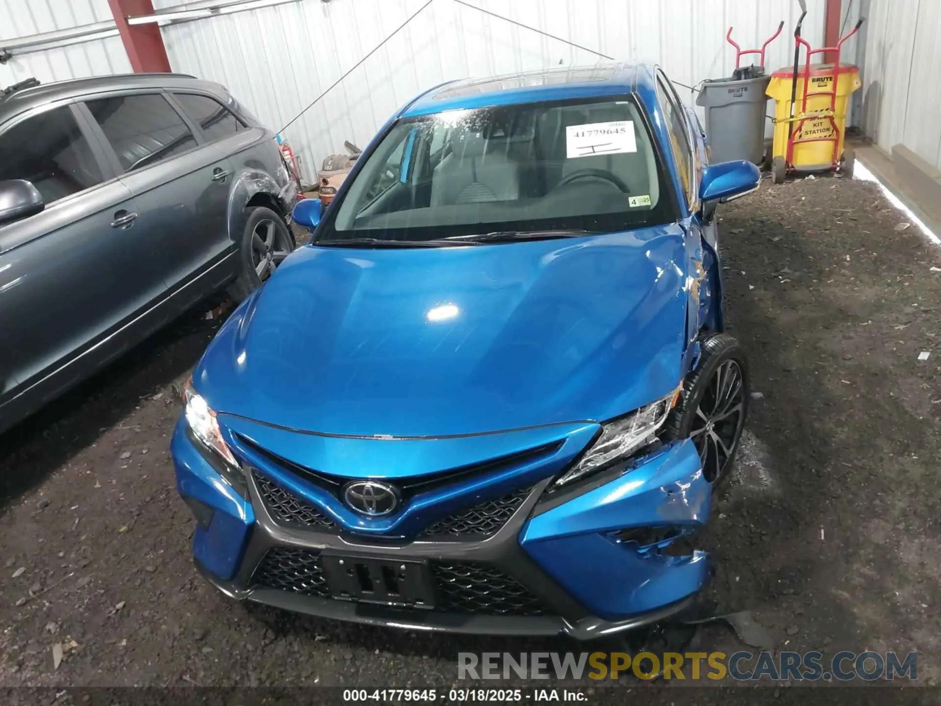 12 Photograph of a damaged car 4T1M11AK1LU325608 TOYOTA CAMRY 2020