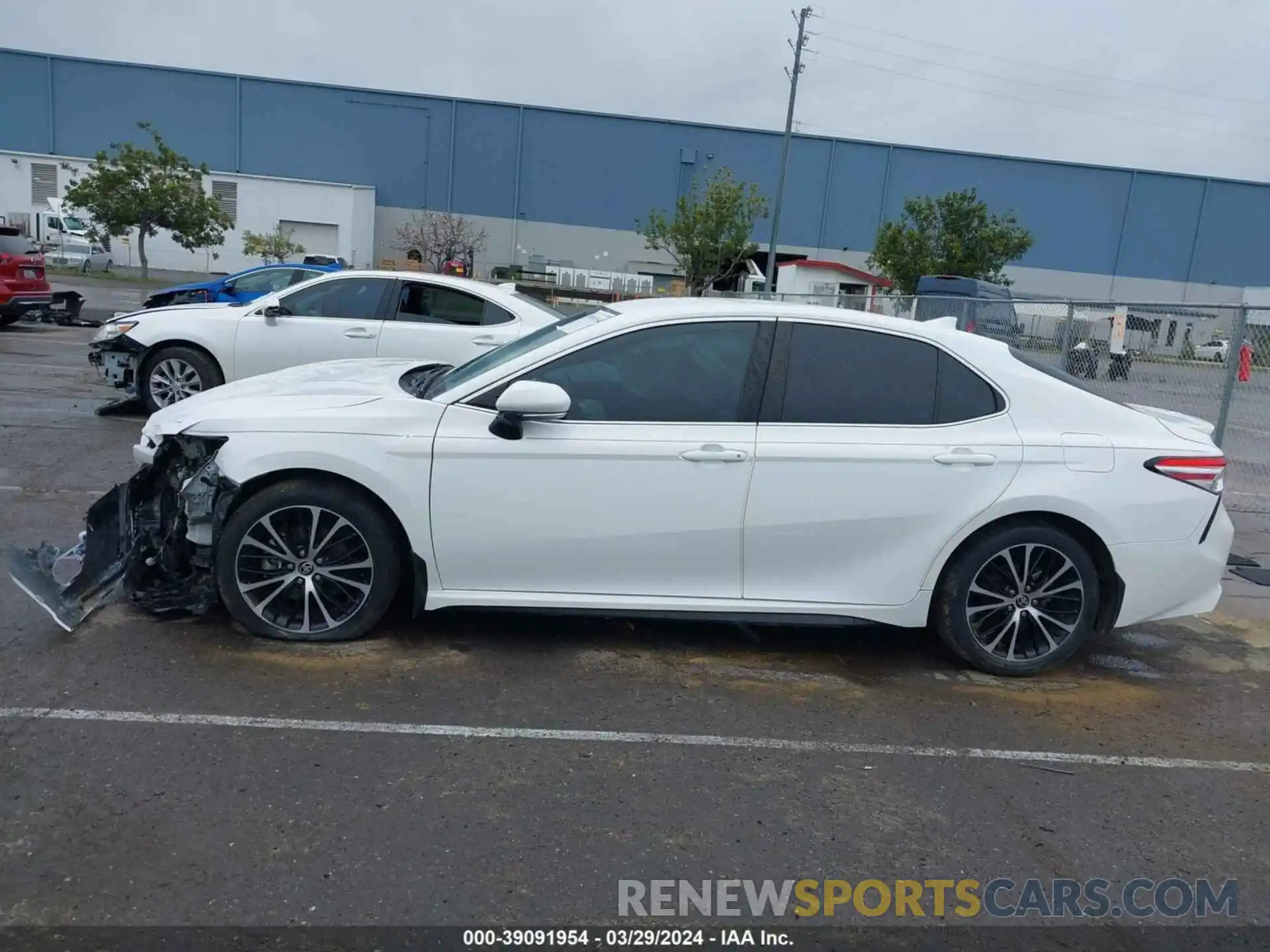 14 Photograph of a damaged car 4T1M11AK1LU389373 TOYOTA CAMRY 2020