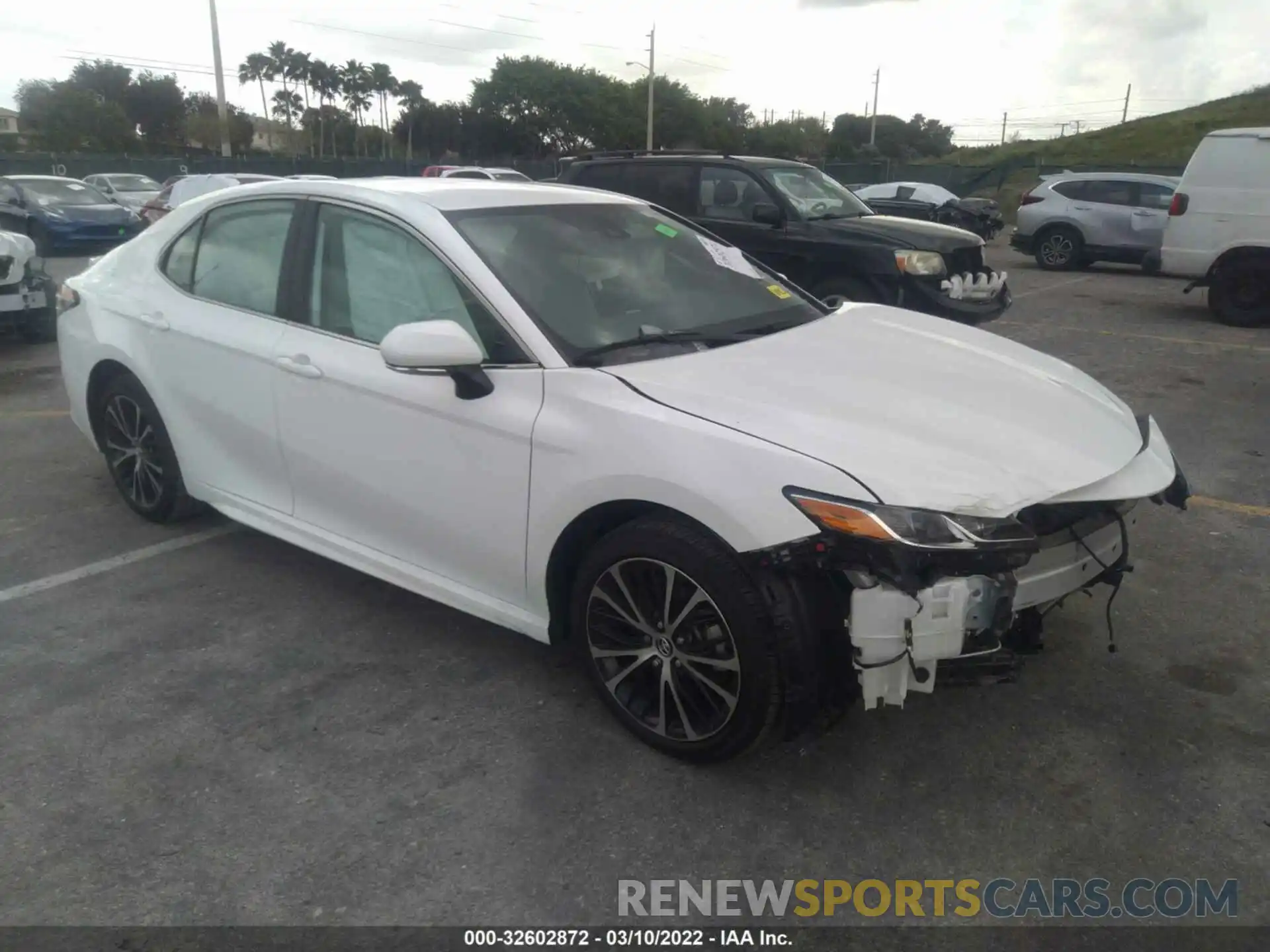 1 Photograph of a damaged car 4T1M11AK1LU924878 TOYOTA CAMRY 2020