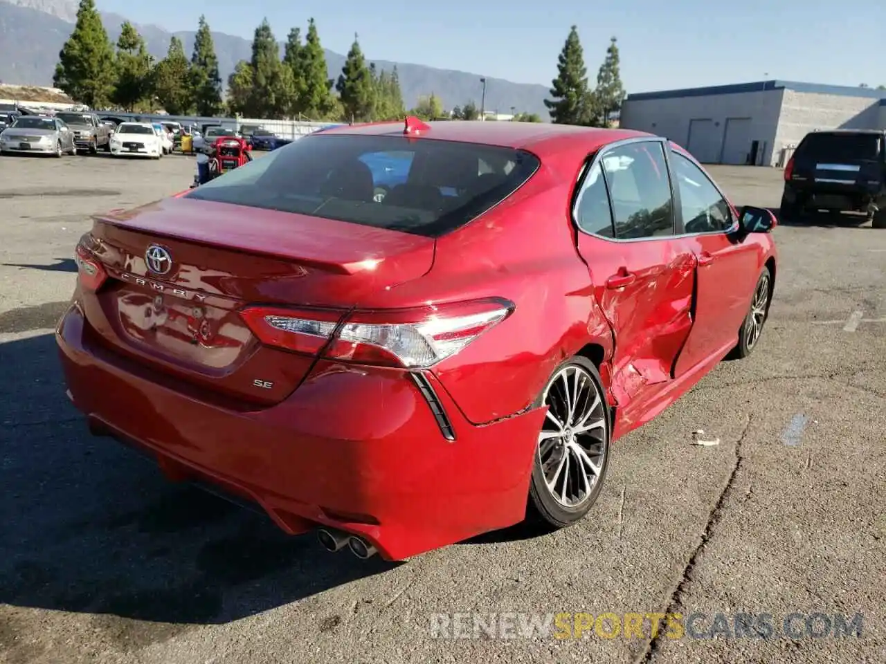 4 Photograph of a damaged car 4T1M11AK2LU304704 TOYOTA CAMRY 2020