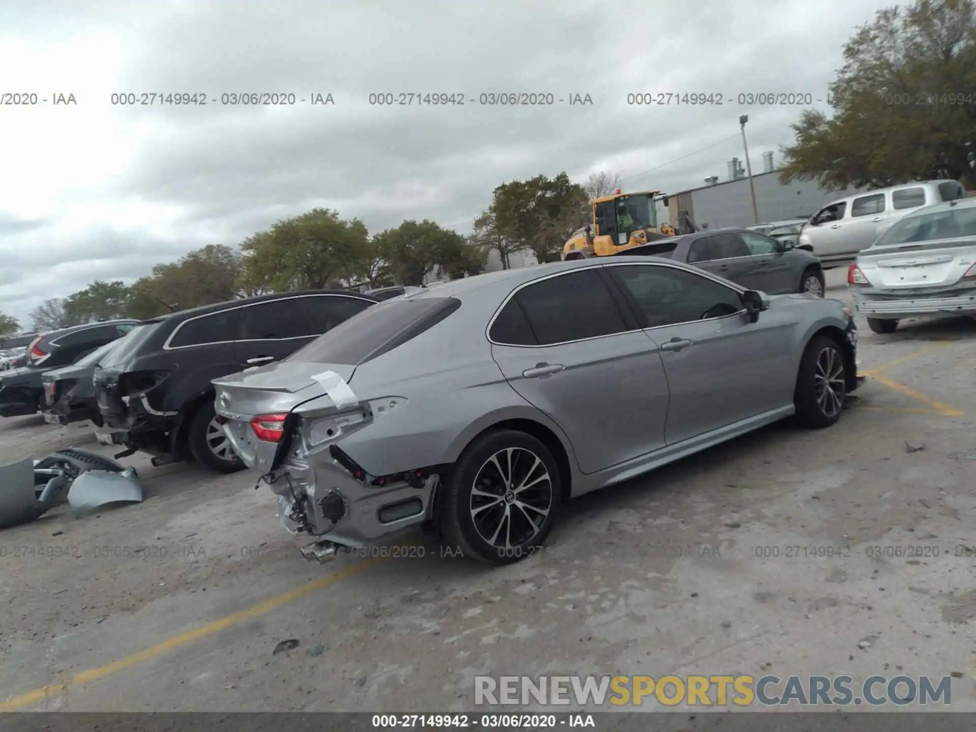 4 Photograph of a damaged car 4T1M11AK2LU321485 TOYOTA CAMRY 2020