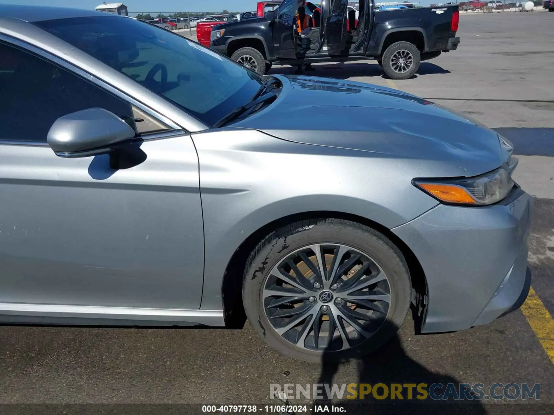 17 Photograph of a damaged car 4T1M11AK2LU399684 TOYOTA CAMRY 2020