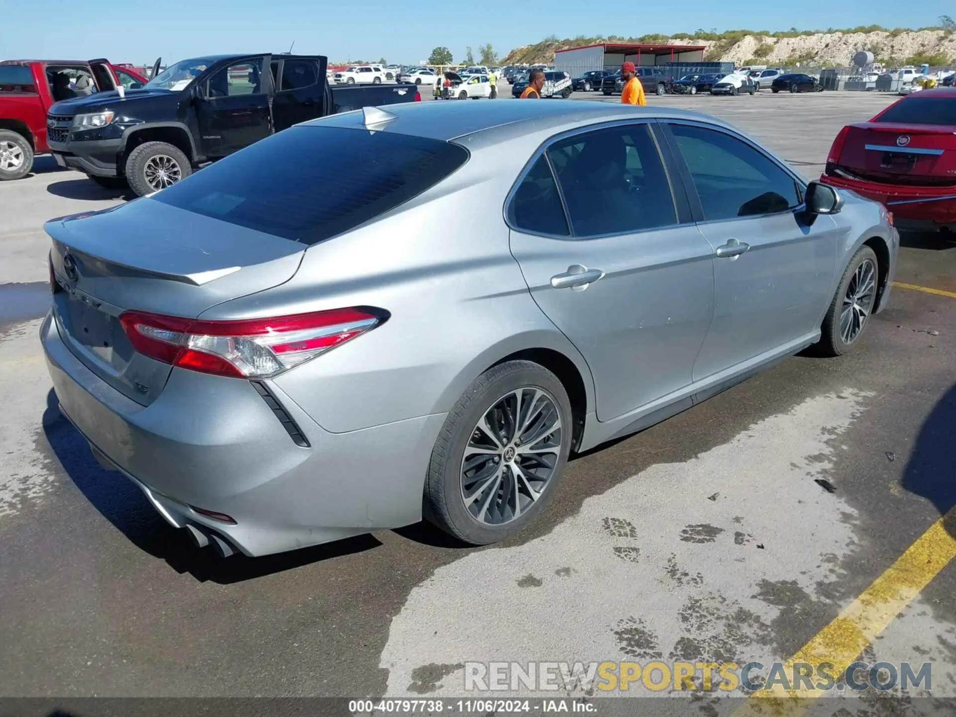 4 Photograph of a damaged car 4T1M11AK2LU399684 TOYOTA CAMRY 2020