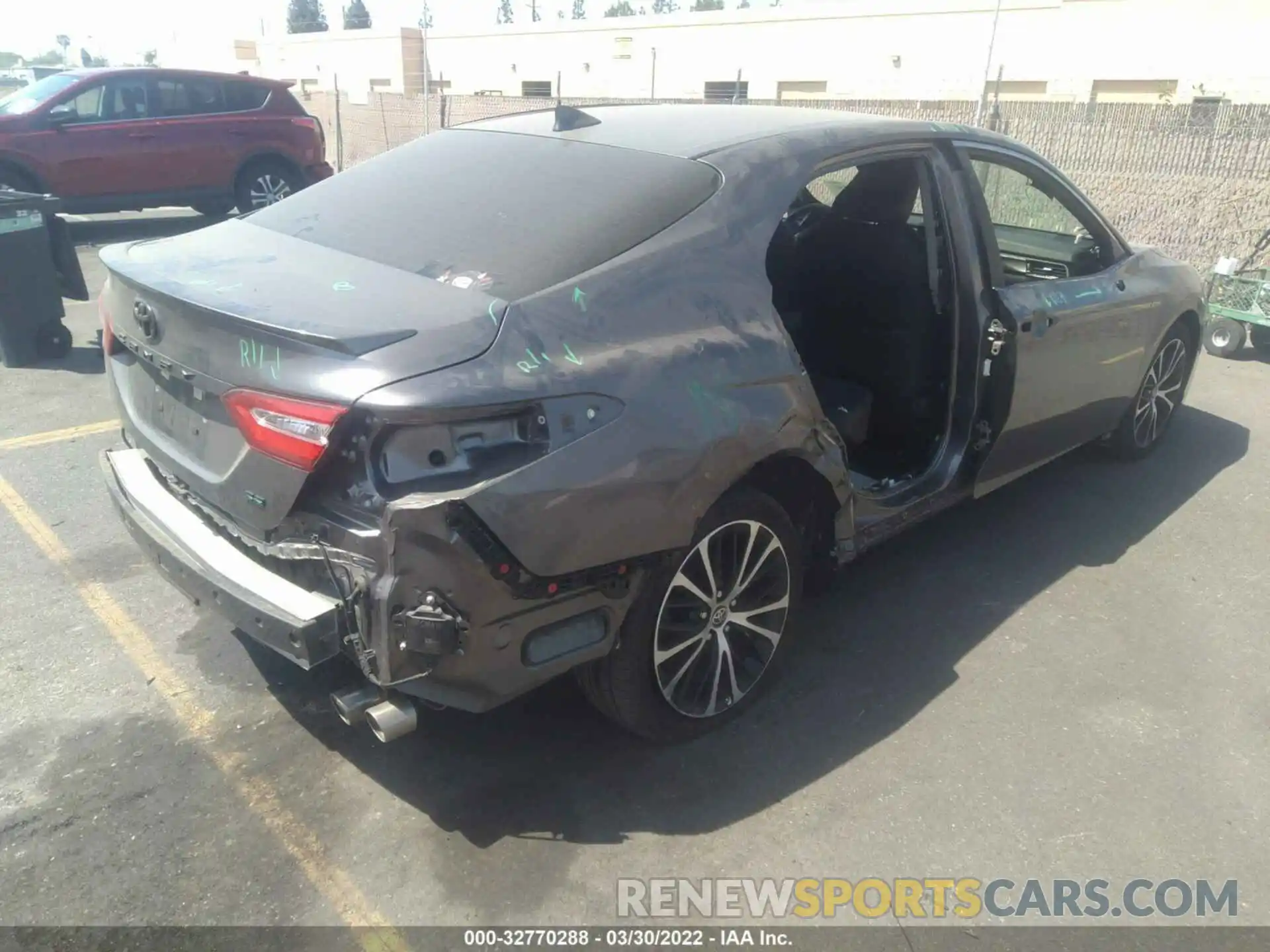 4 Photograph of a damaged car 4T1M11AK2LU511531 TOYOTA CAMRY 2020