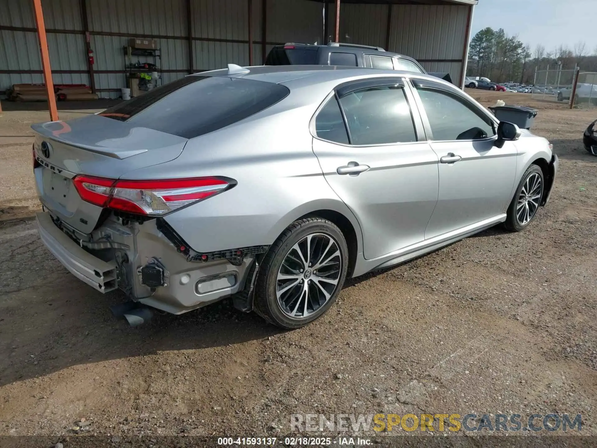 4 Photograph of a damaged car 4T1M11AK2LU869485 TOYOTA CAMRY 2020