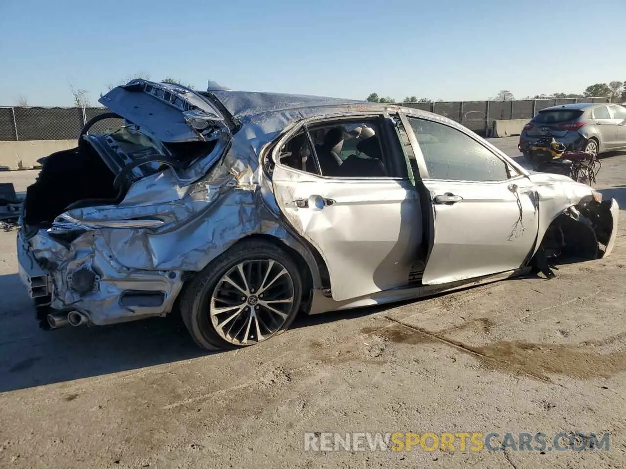 3 Photograph of a damaged car 4T1M11AK2LU882415 TOYOTA CAMRY 2020