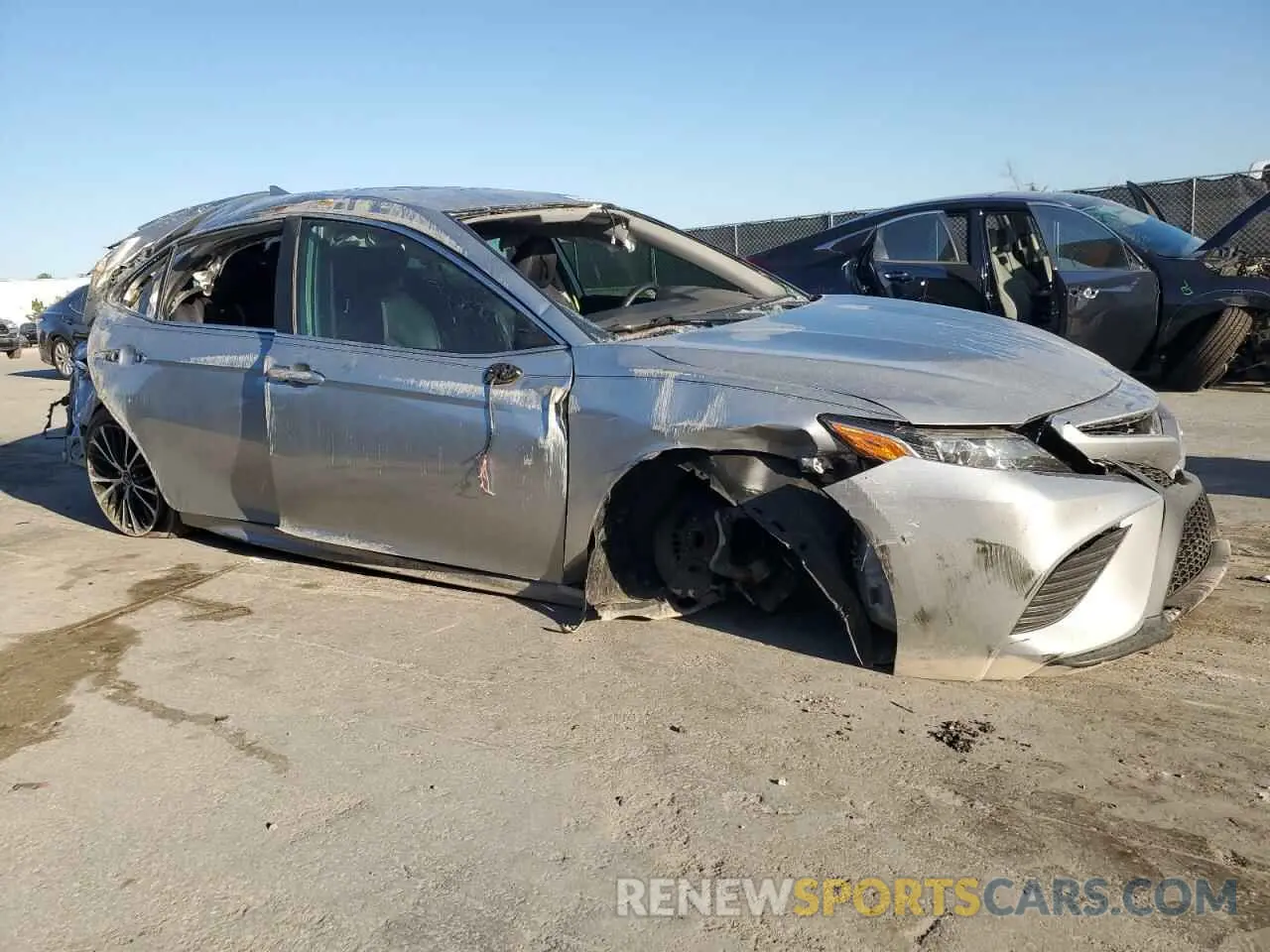 4 Photograph of a damaged car 4T1M11AK2LU882415 TOYOTA CAMRY 2020